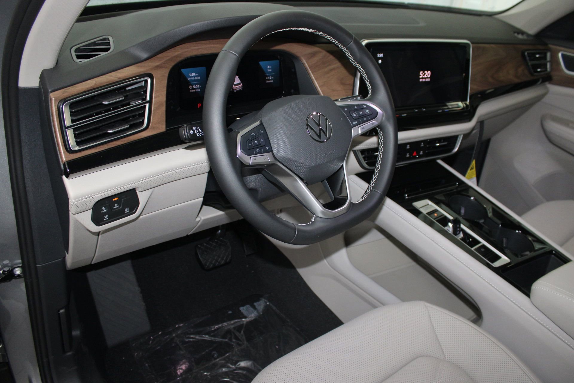 2026 Volkswagen Atlas SE Technology photo 4