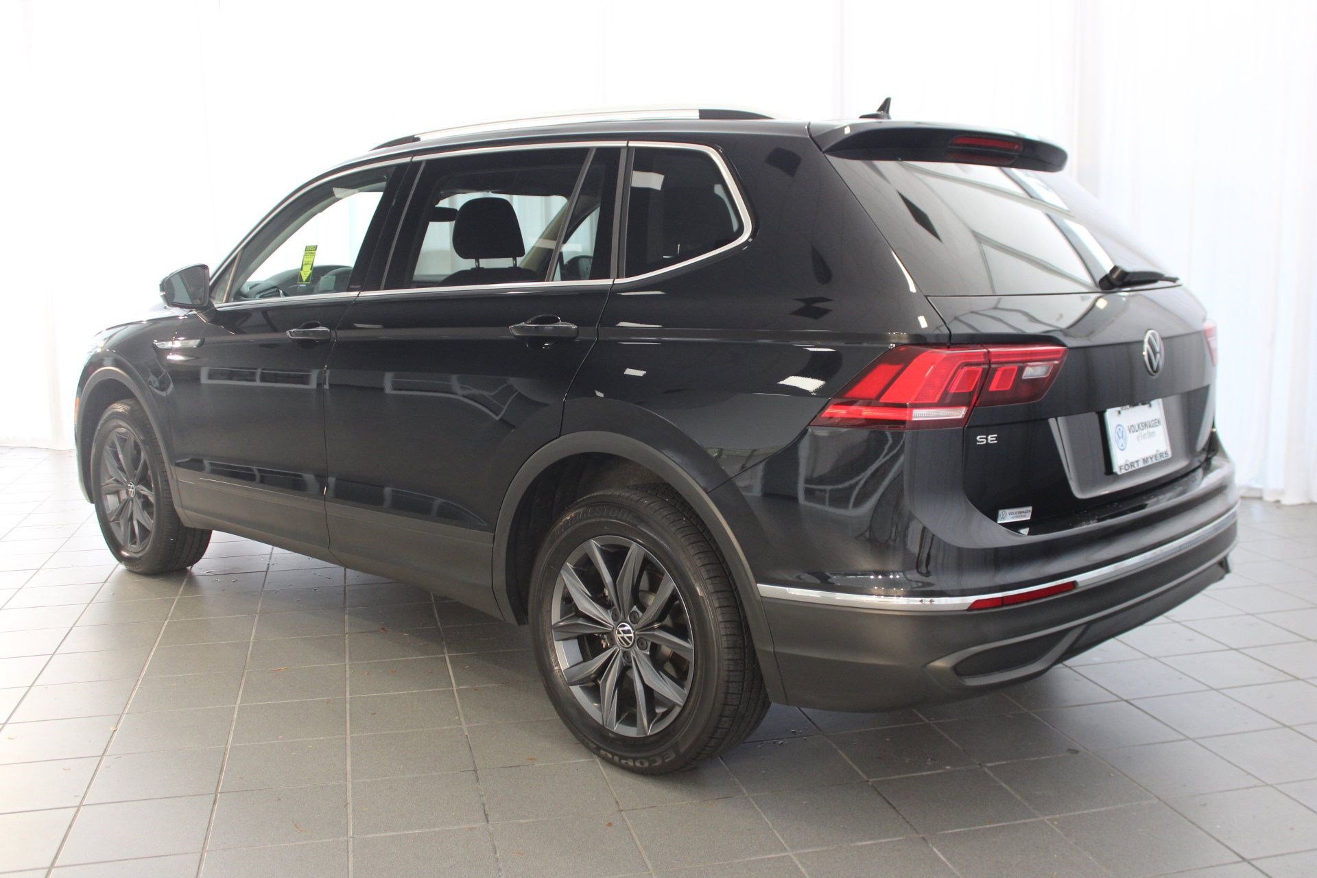 2023 Volkswagen Tiguan SE photo 2