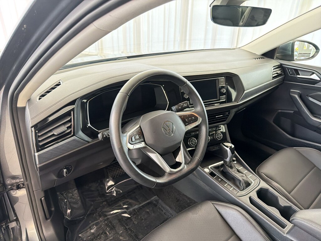 Used 2023 Volkswagen Jetta SE SE Auto