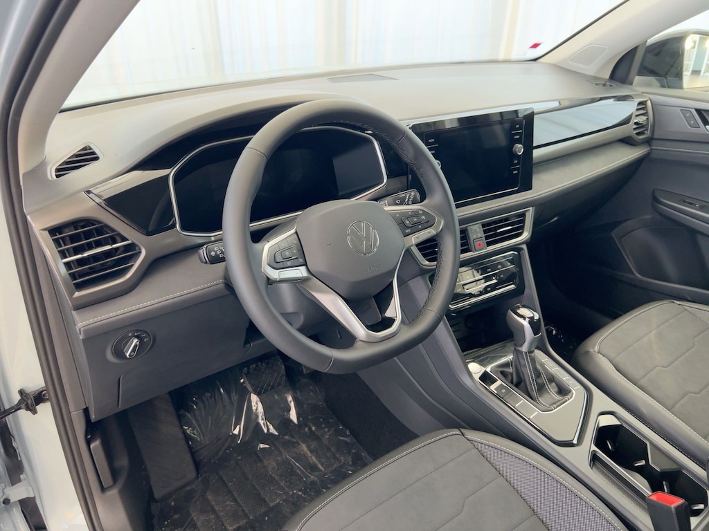 New 2026 Volkswagen Taos 1.5T SE Black SUV