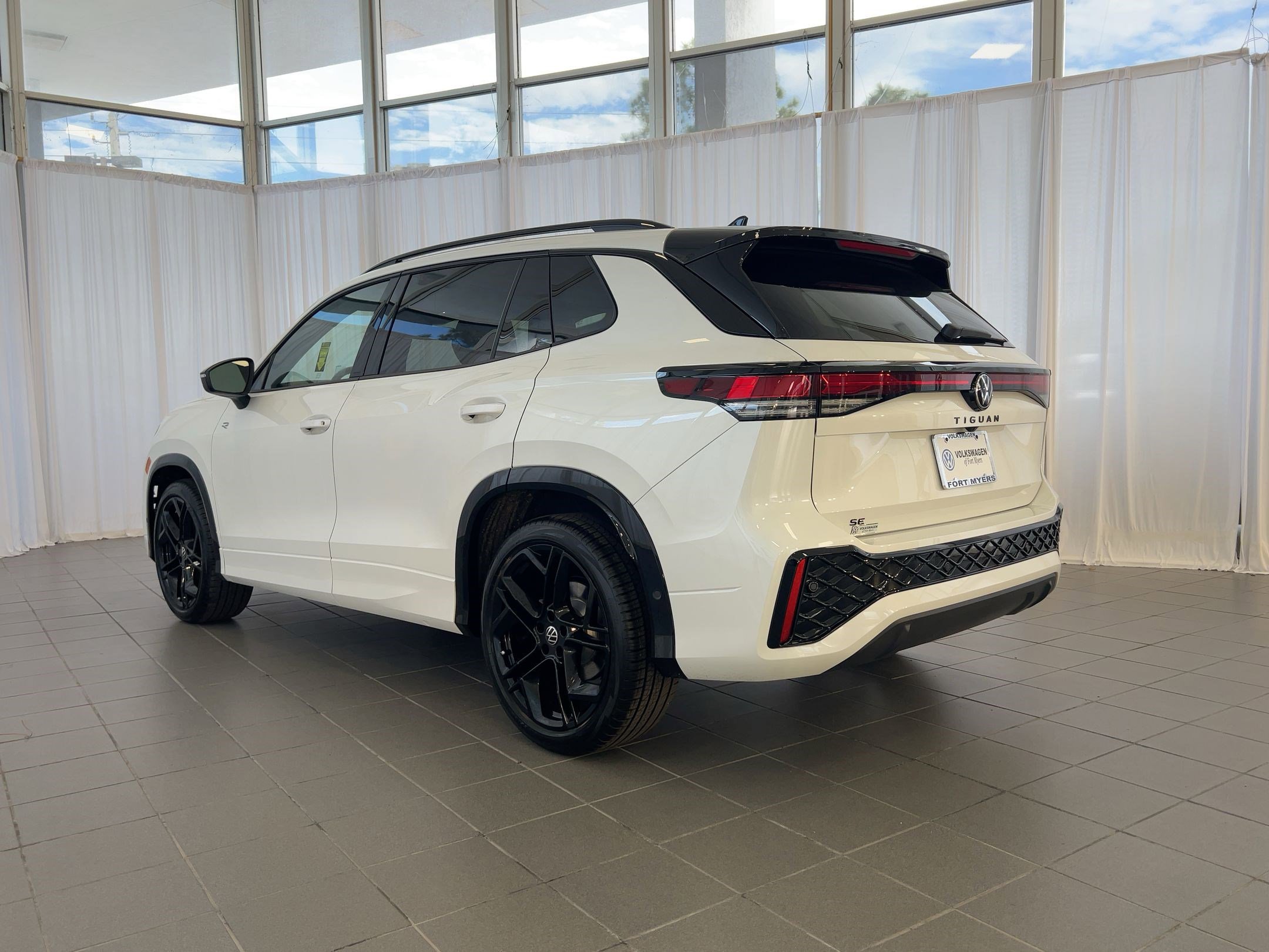 2026 Volkswagen Tiguan SE R-Line Black photo 3