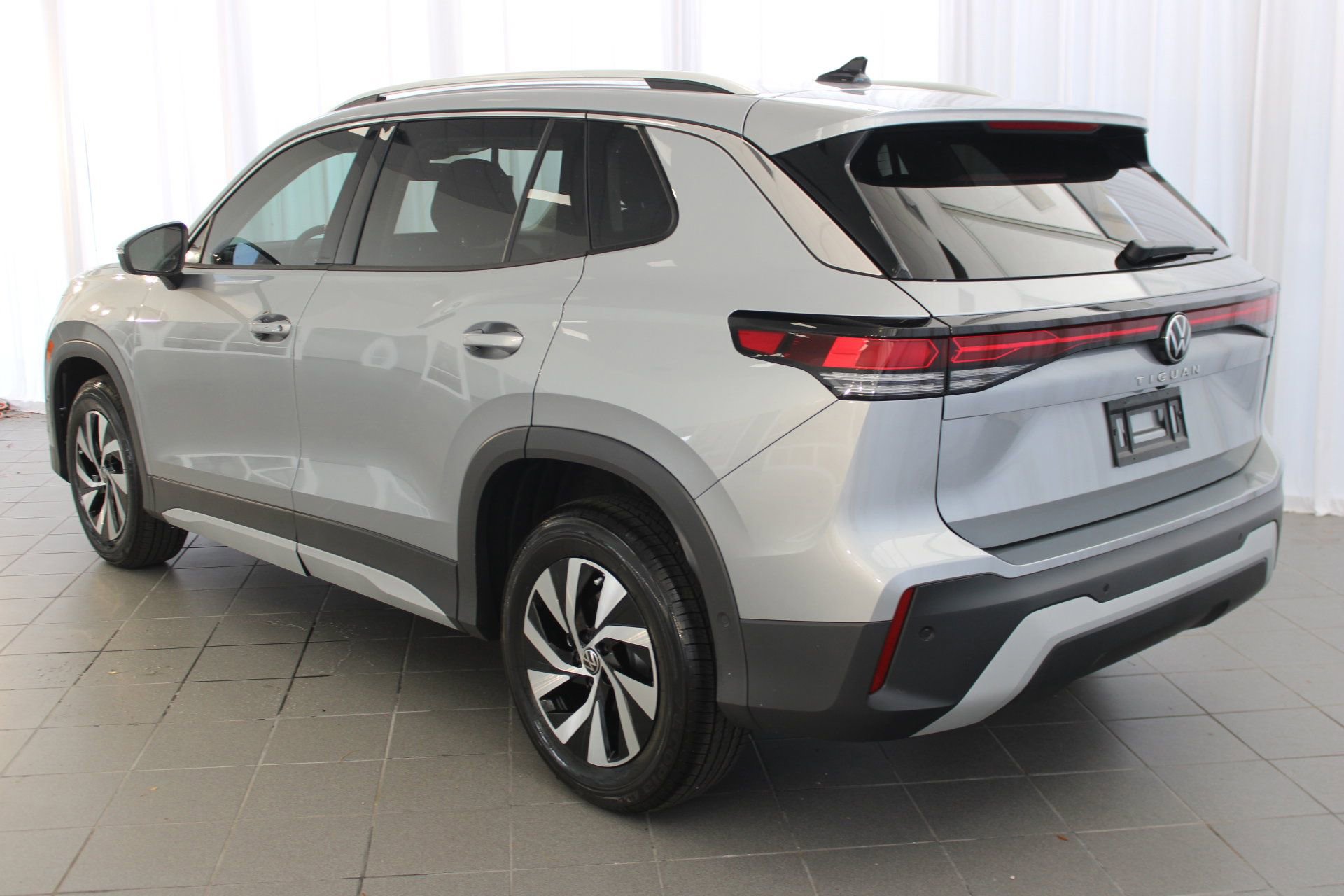 2025 Volkswagen Tiguan S photo 3