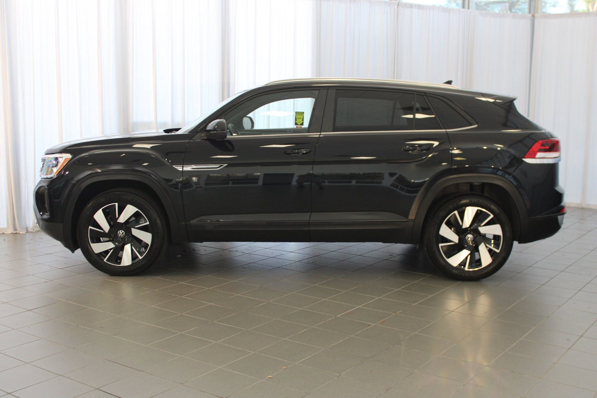 2024 Volkswagen Atlas Cross Sport SE Technology photo 2