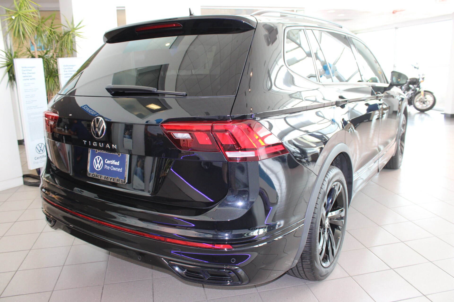 2024 Volkswagen Tiguan SE R-Line Black photo 3