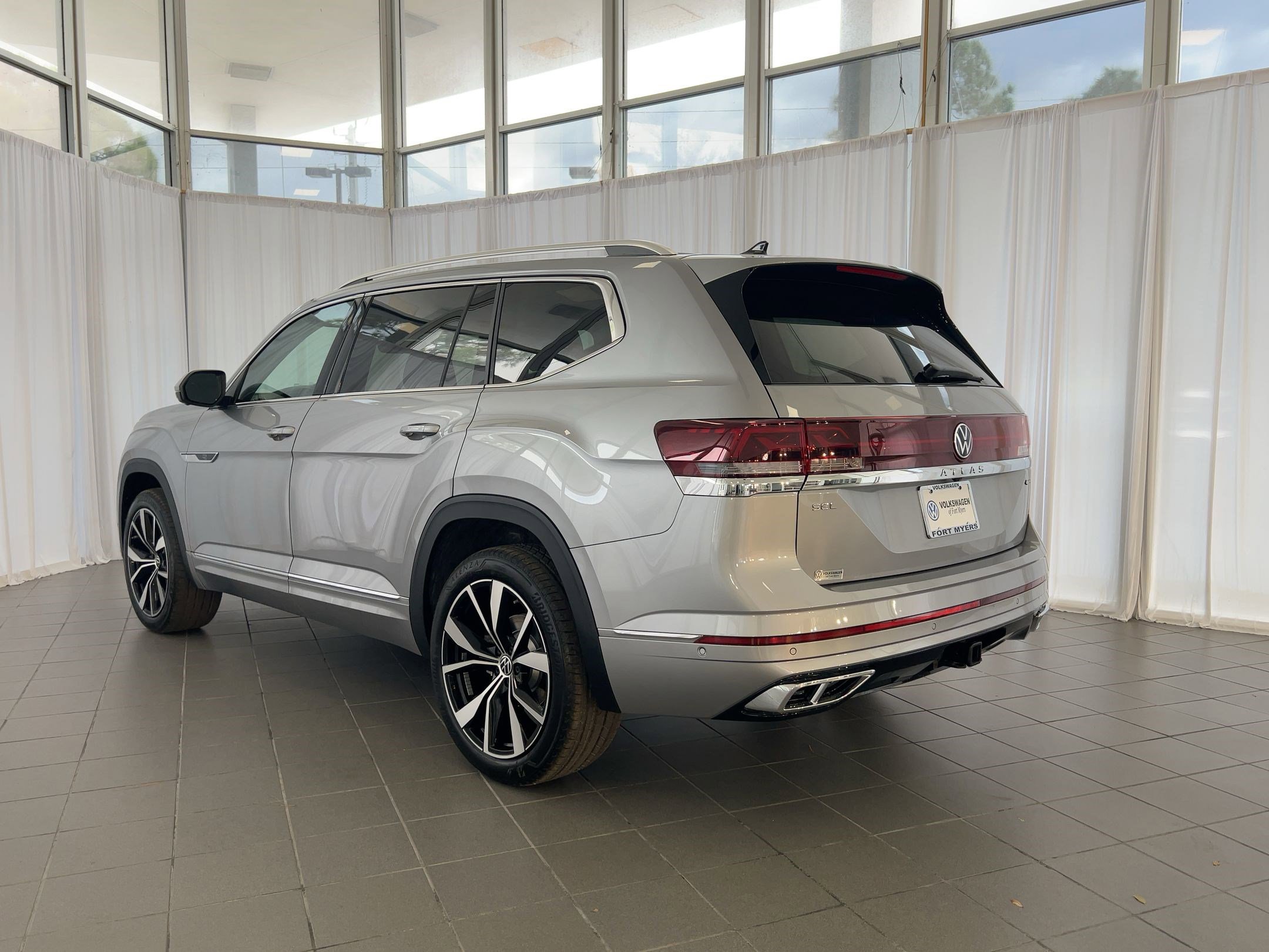 2026 Volkswagen Atlas SEL Premium R-Line photo 3