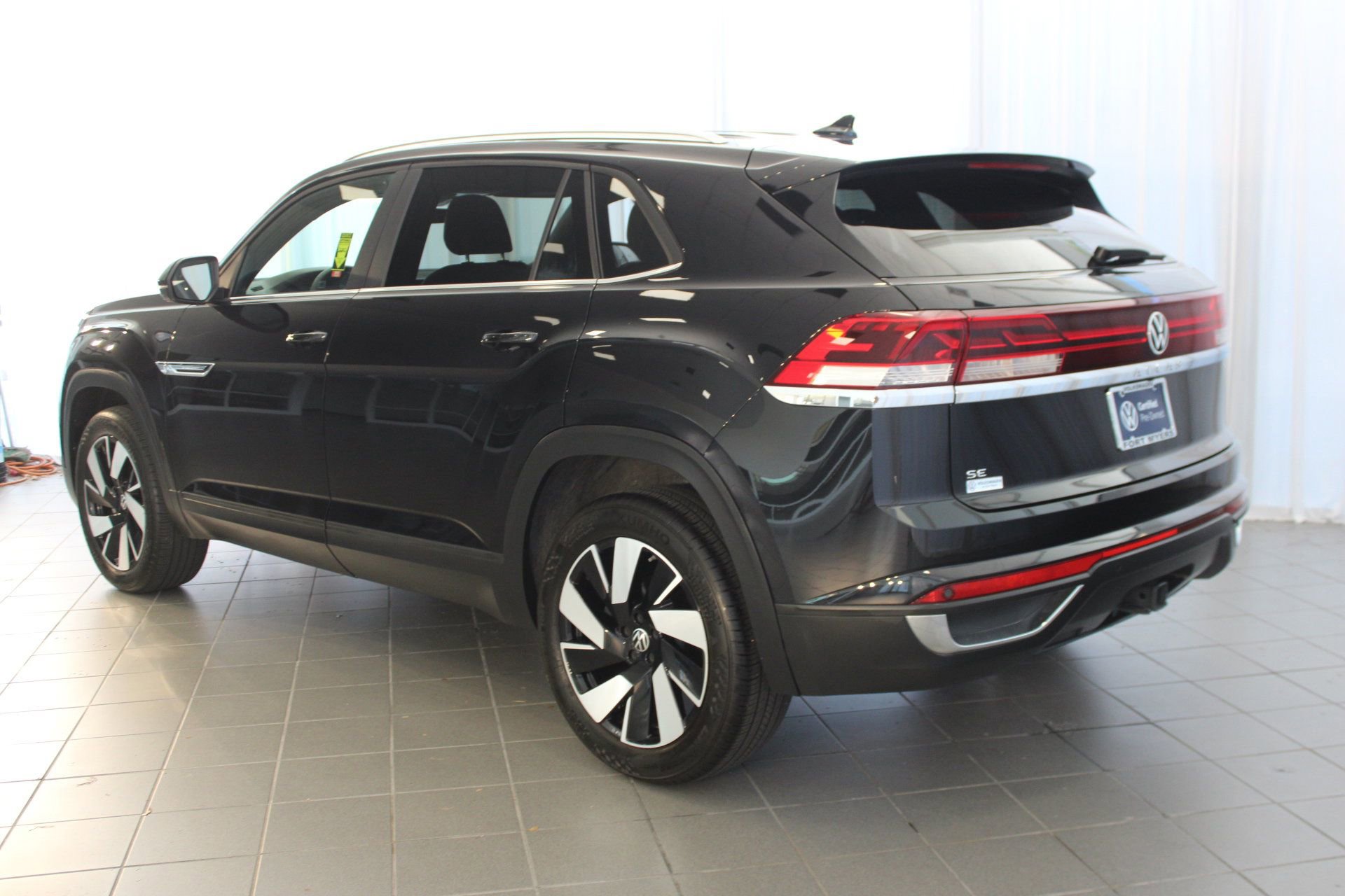 2024 Volkswagen Atlas Cross Sport SE Technology photo 3
