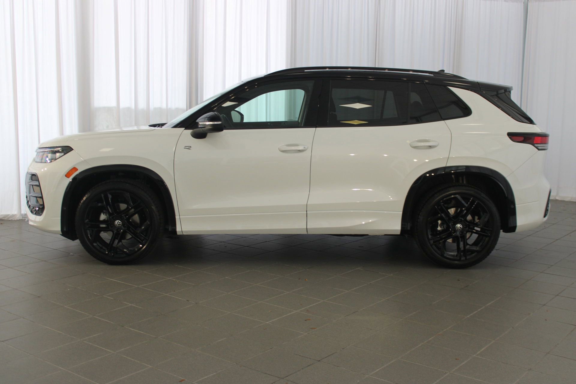 2025 Volkswagen Tiguan SE R-Line Black photo 2