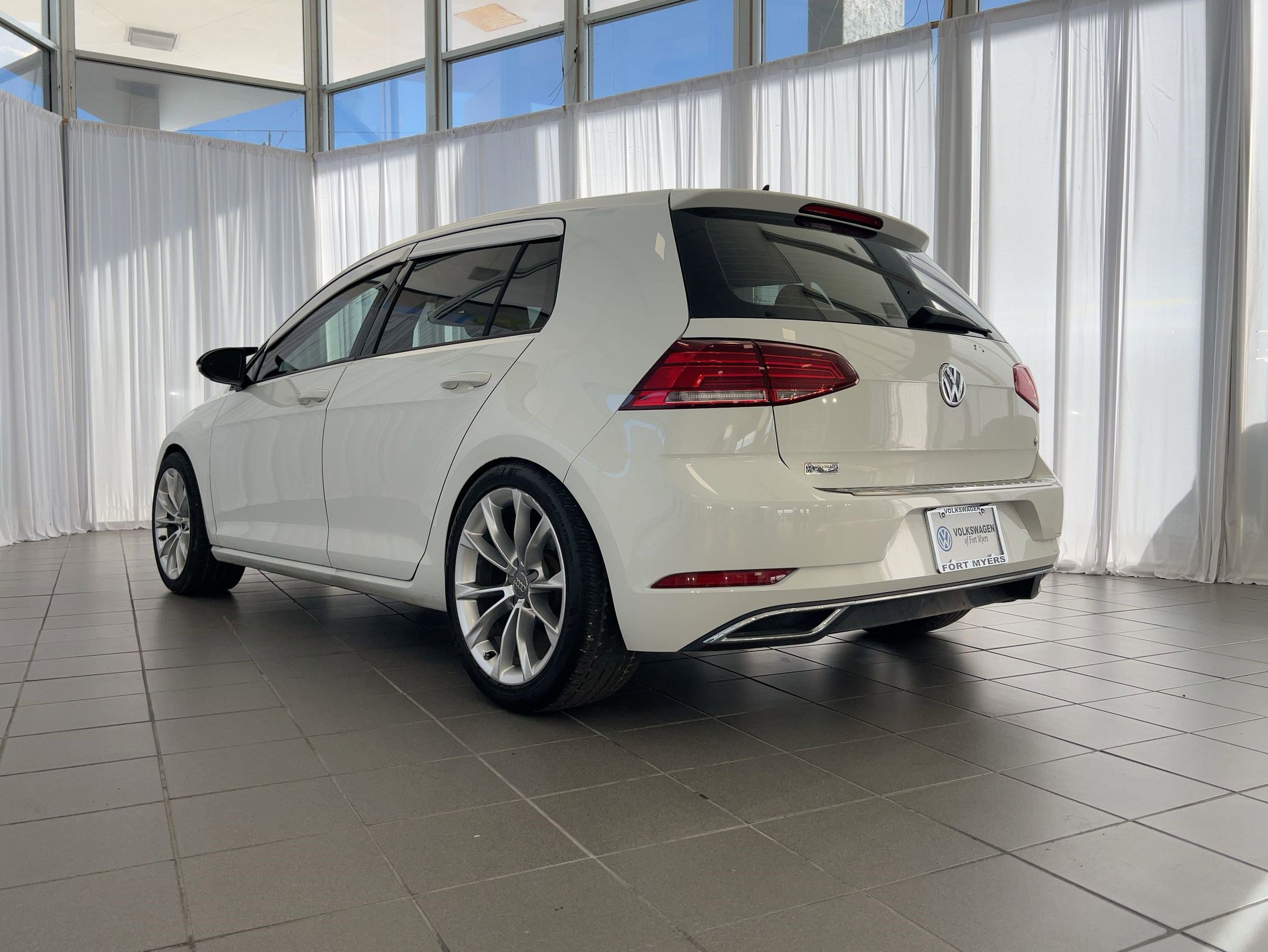 2019 Volkswagen Golf SE photo 3