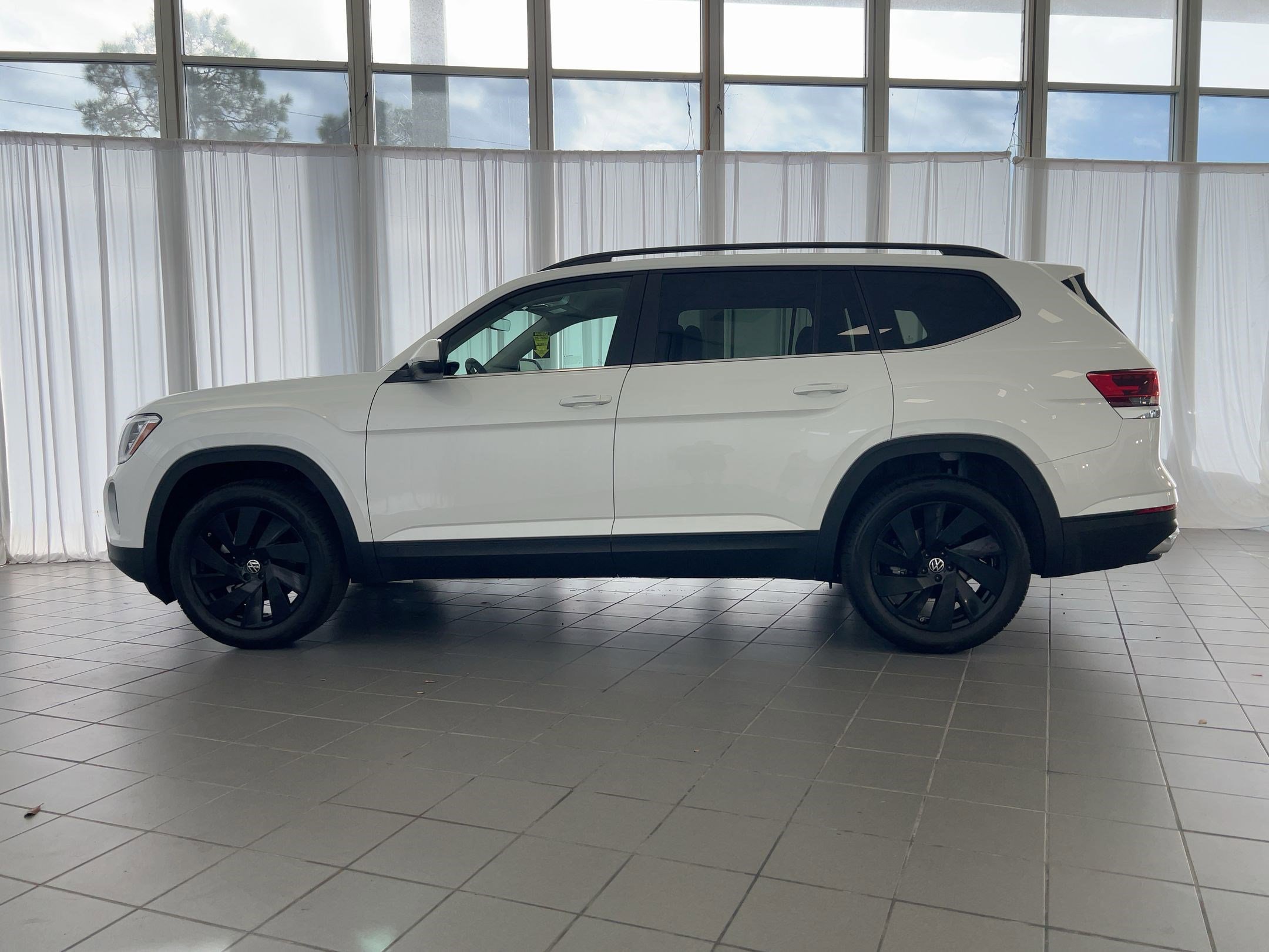 2026 Volkswagen Atlas SE Technology photo 2