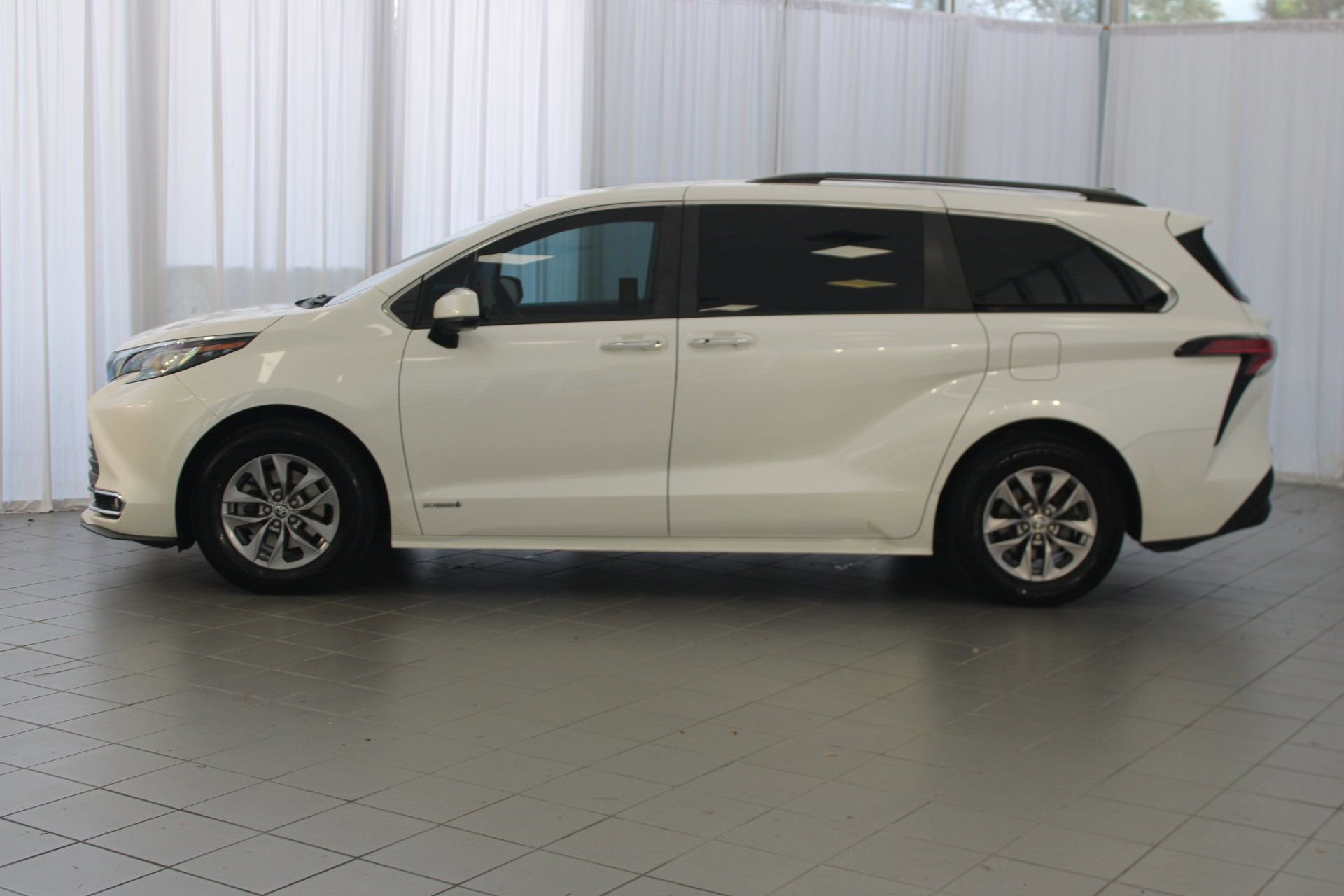 2021 Toyota Sienna XLE photo 2