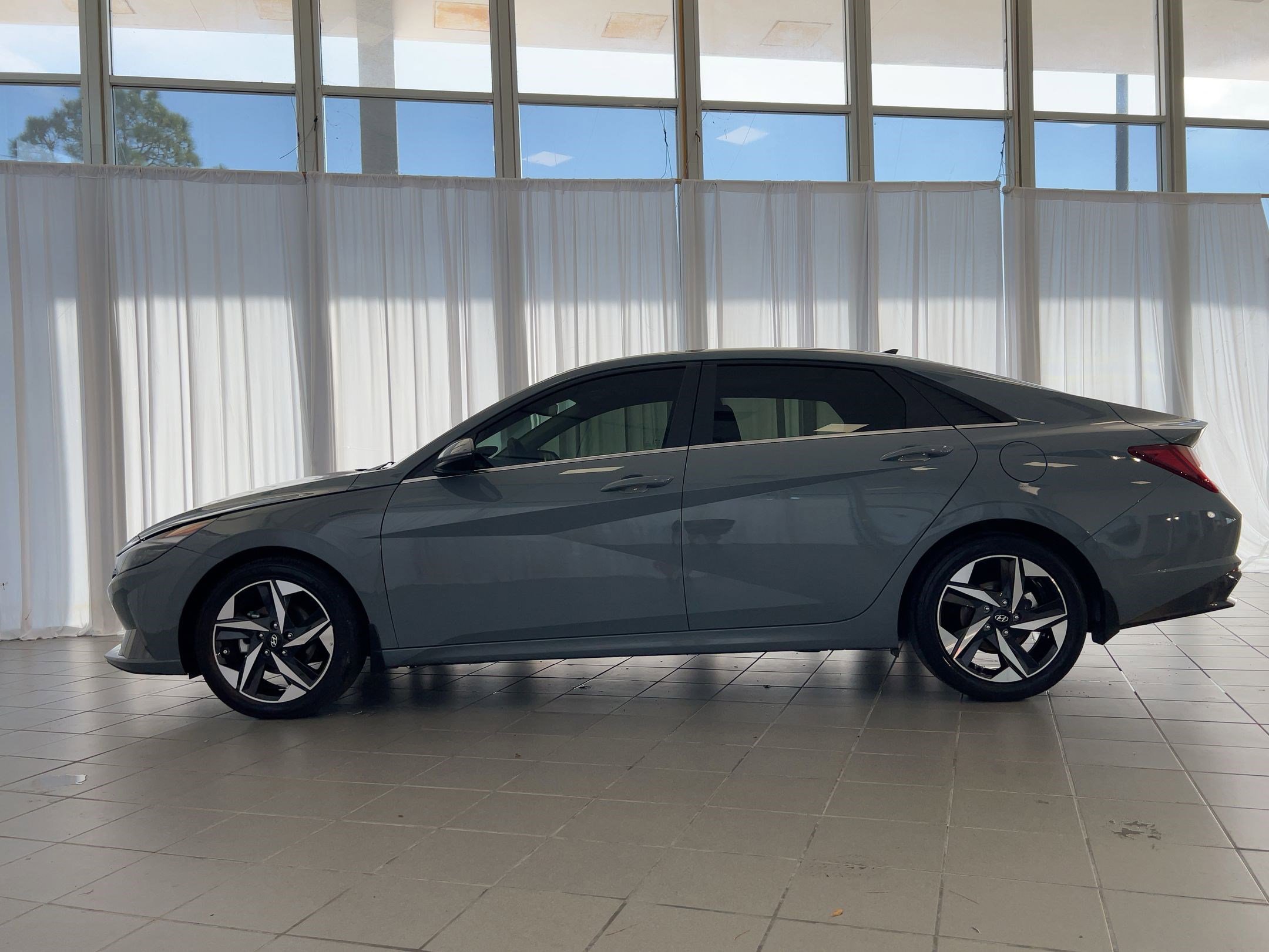 2023 Hyundai Elantra Limited photo 2