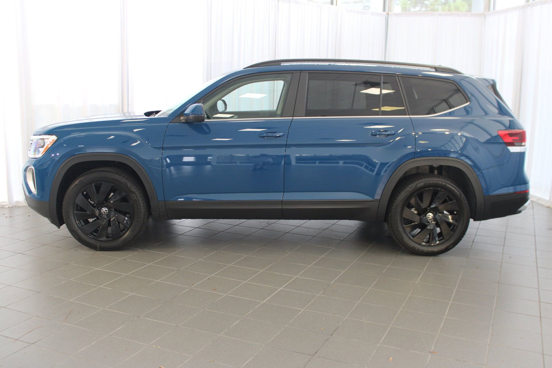 2026 Volkswagen Atlas SE Technology photo 2