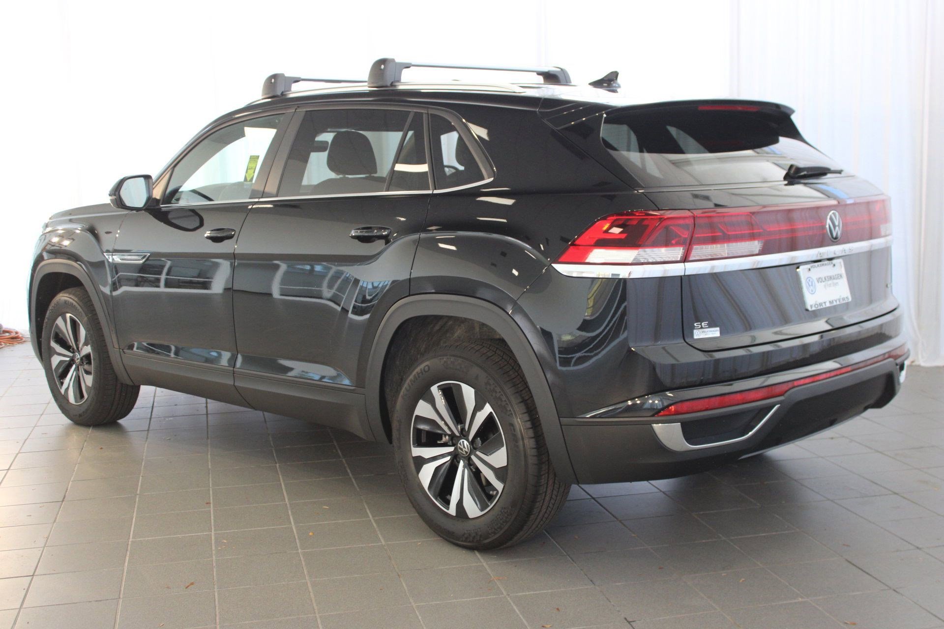 2026 Volkswagen Atlas Cross Sport SE photo 2