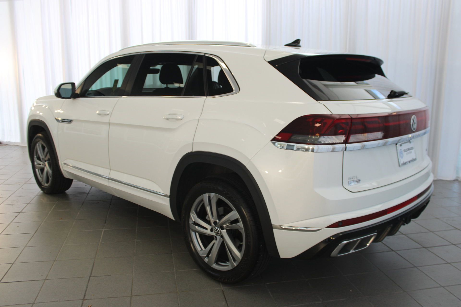 2024 Volkswagen Atlas Cross Sport SEL R-Line photo 3