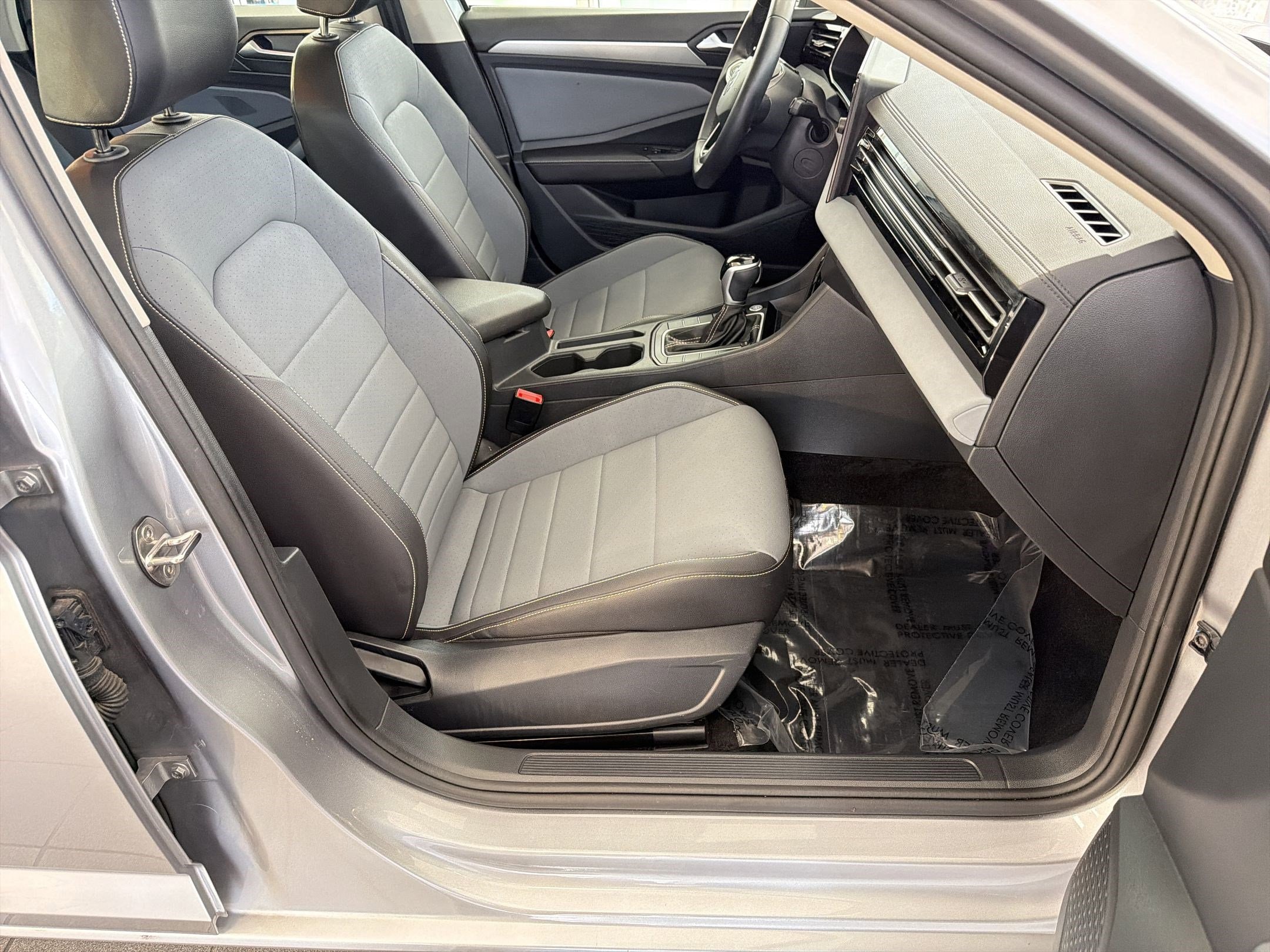 2025 Volkswagen Jetta SE - Photo 30