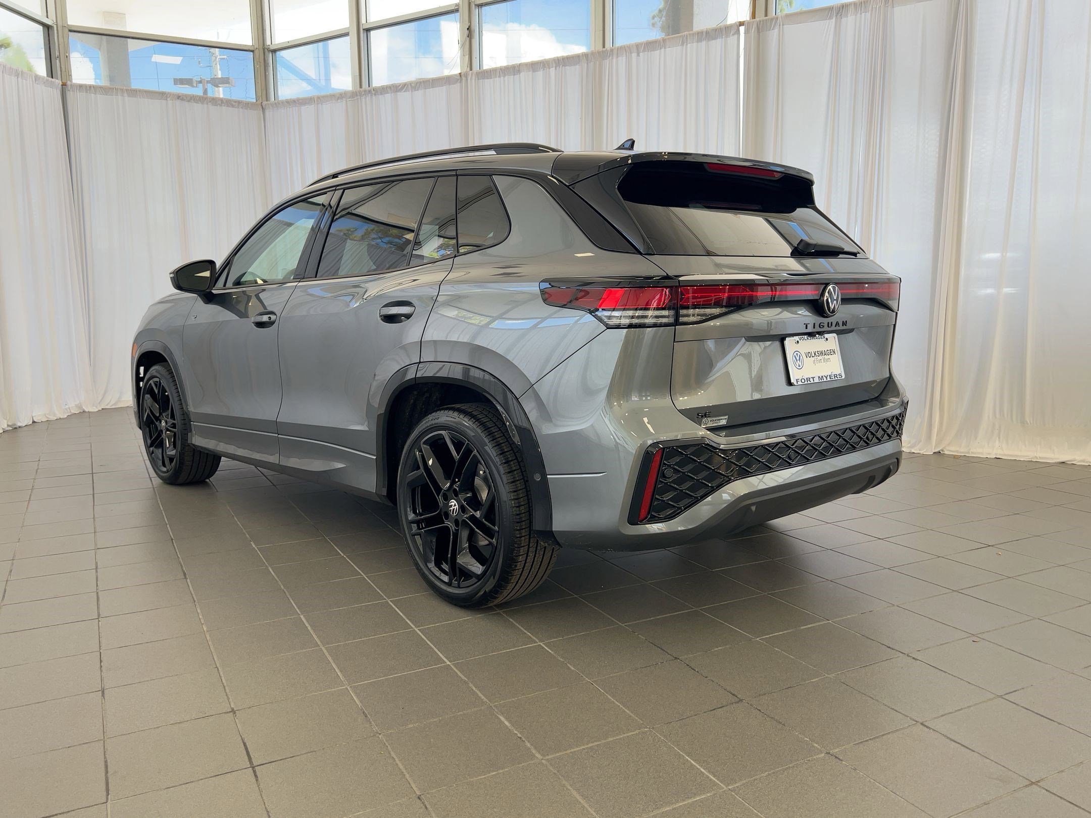 2026 Volkswagen Tiguan SE R-Line Black photo 3