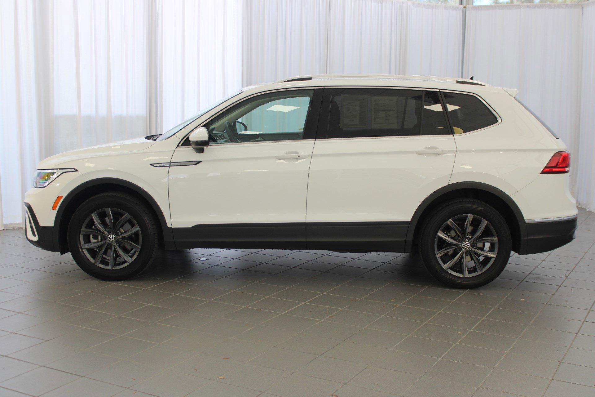 2024 Volkswagen Tiguan SE Wolfsburg Edition photo 2