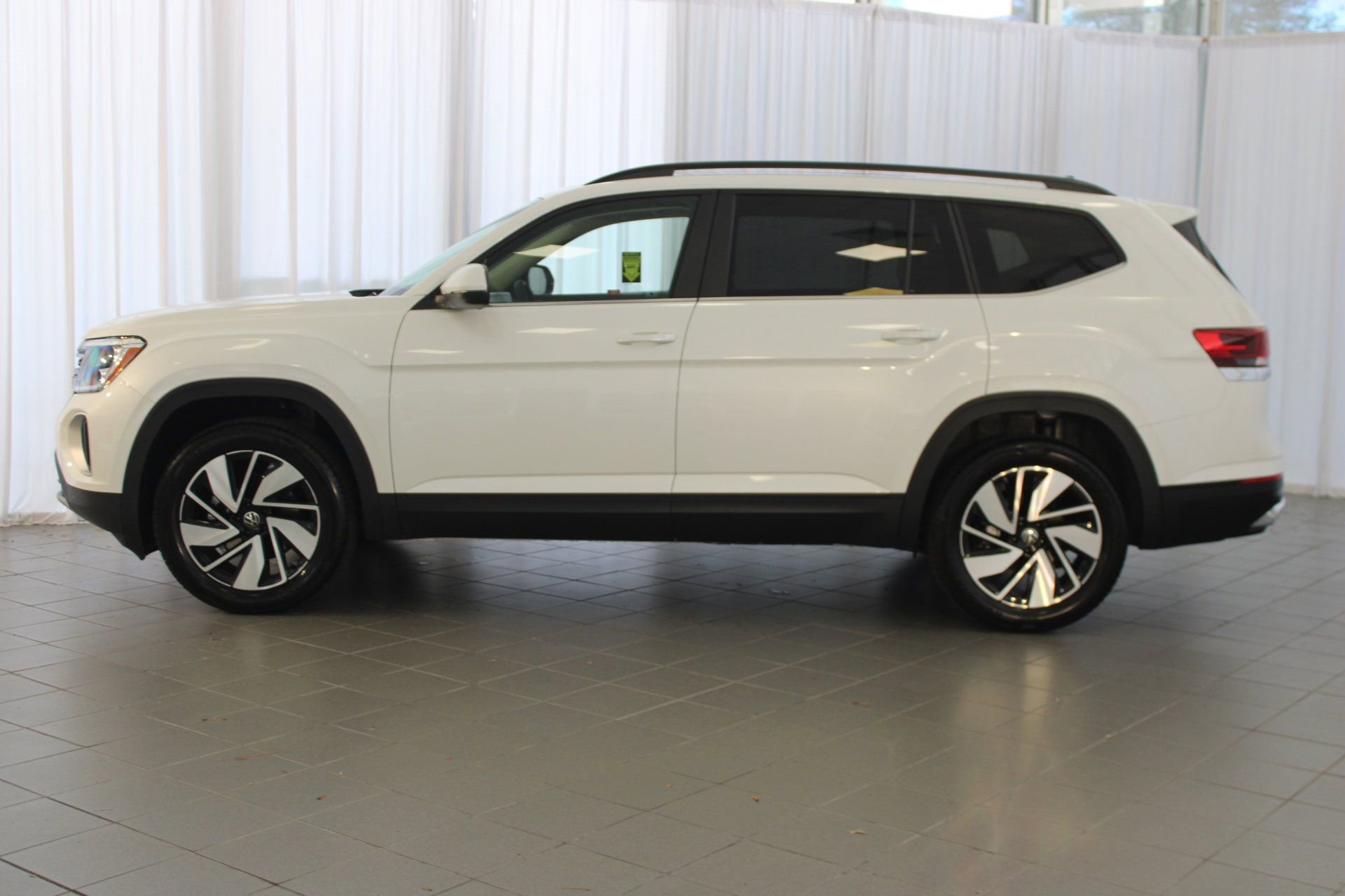 2026 Volkswagen Atlas SE Technology photo 2
