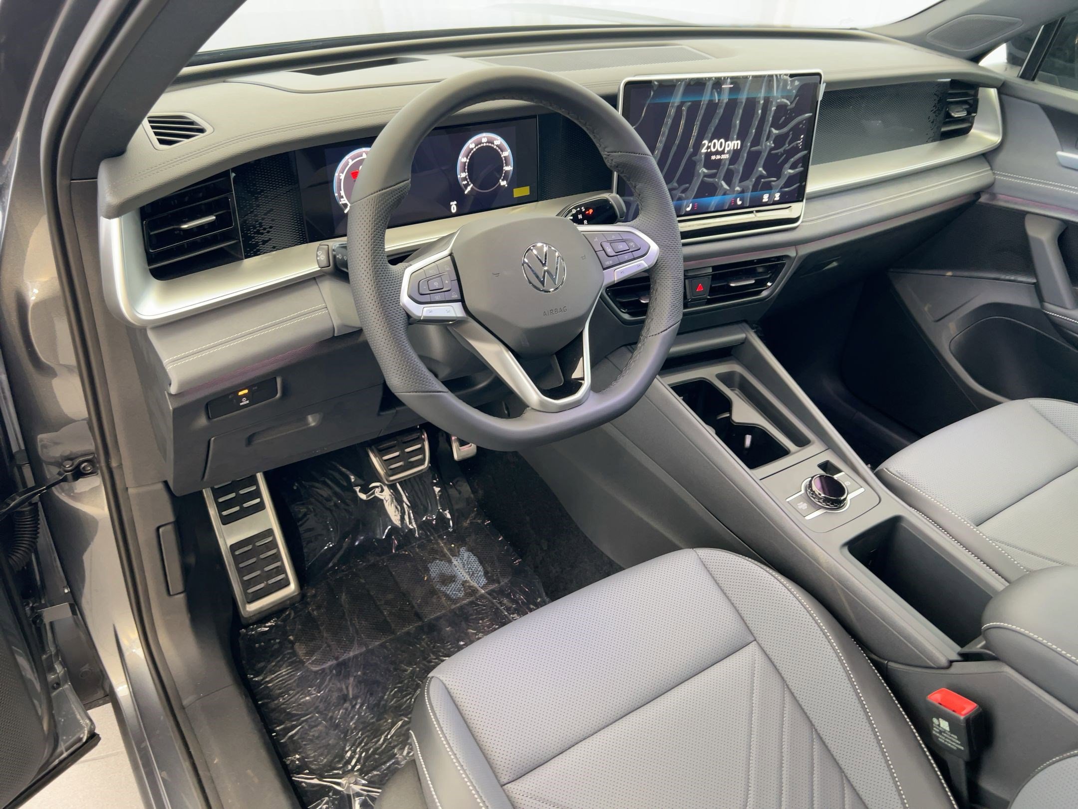 2026 Volkswagen Tiguan SE R-Line Black photo 4