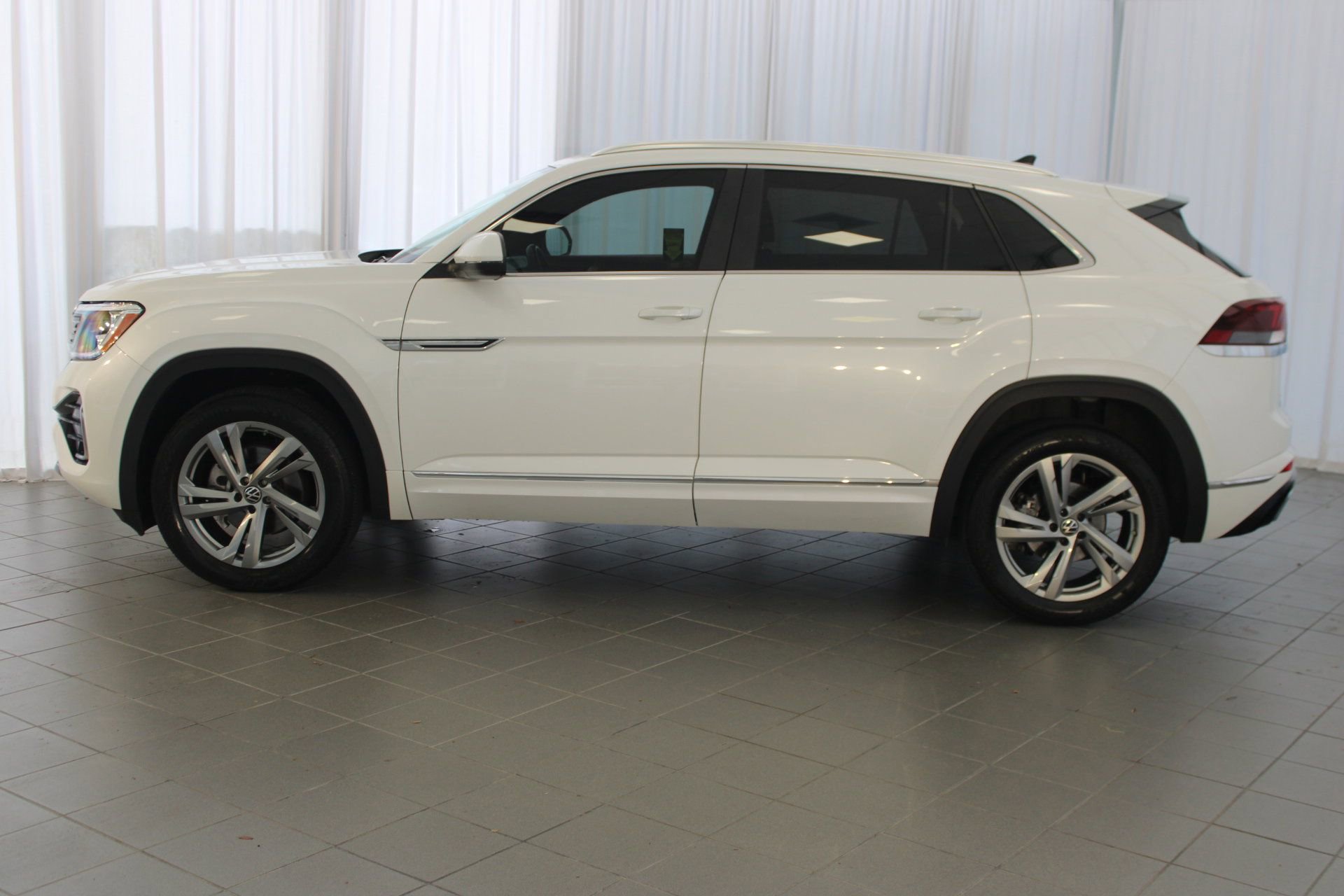 2024 Volkswagen Atlas Cross Sport SEL R-Line photo 2