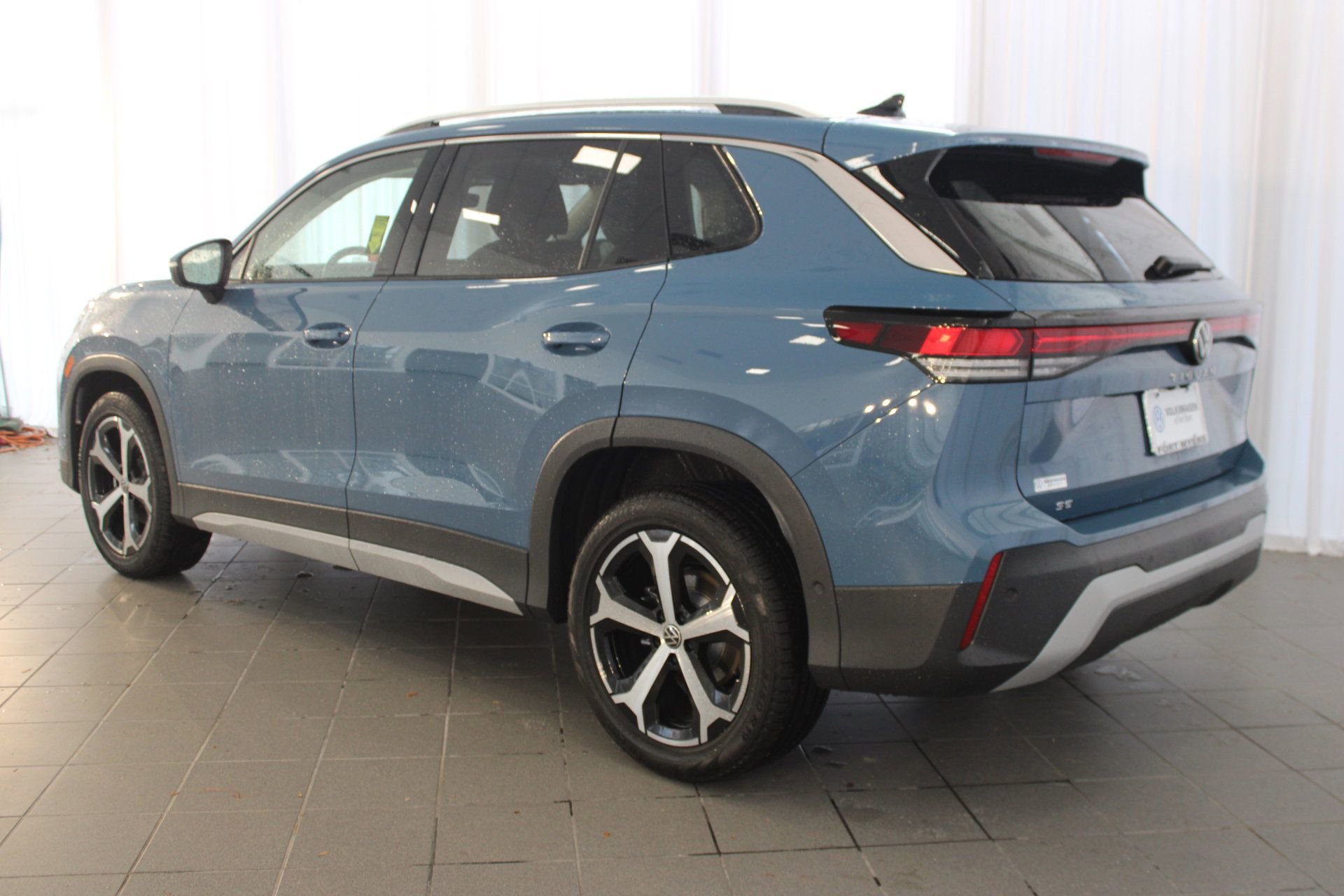 2025 Volkswagen Tiguan SE photo 2