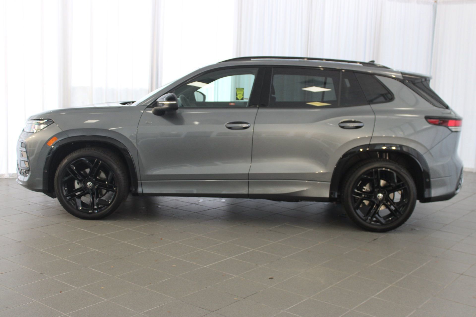 2025 Volkswagen Tiguan SE R-Line Black photo 2
