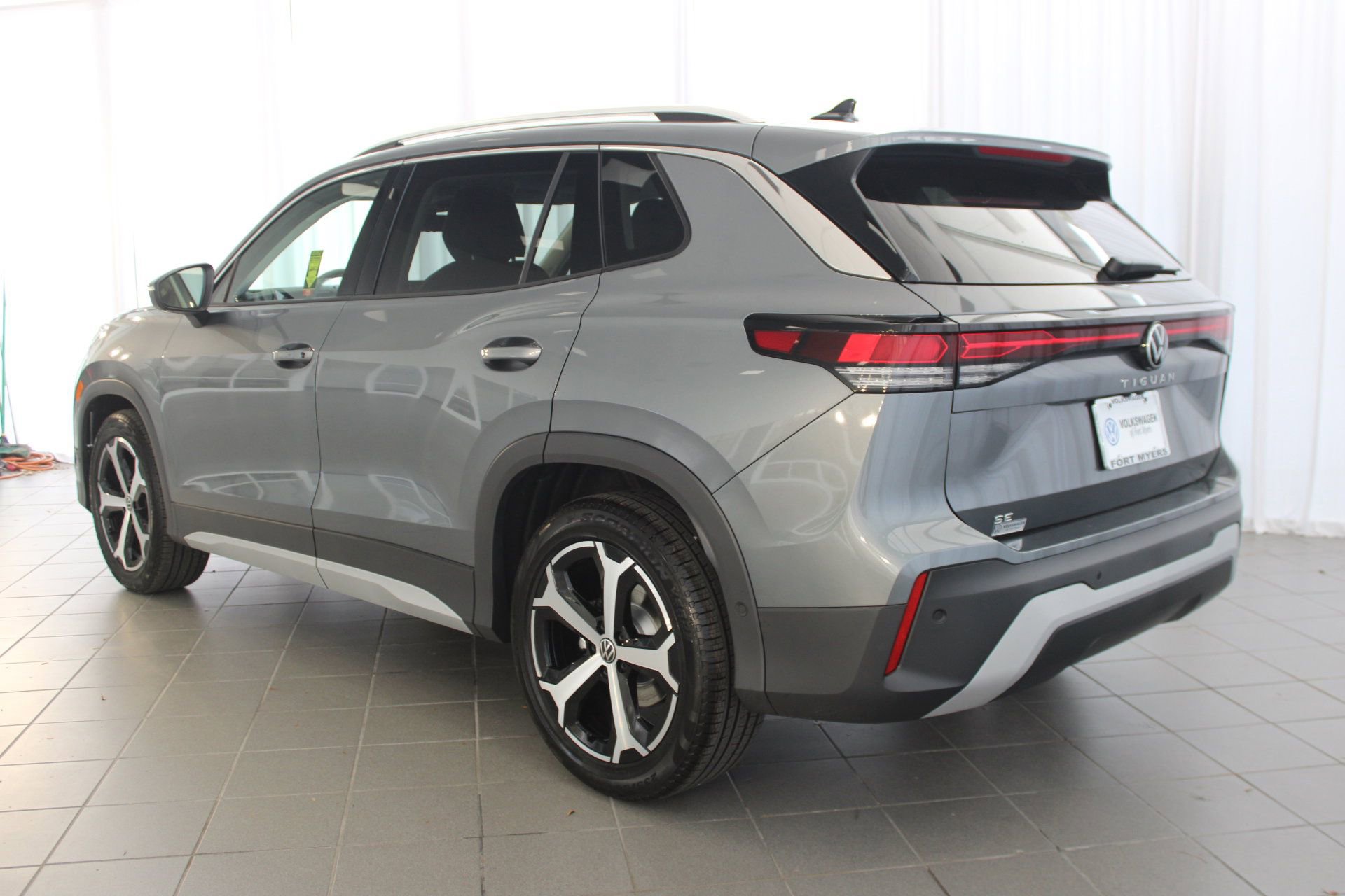 2025 Volkswagen Tiguan SE photo 3