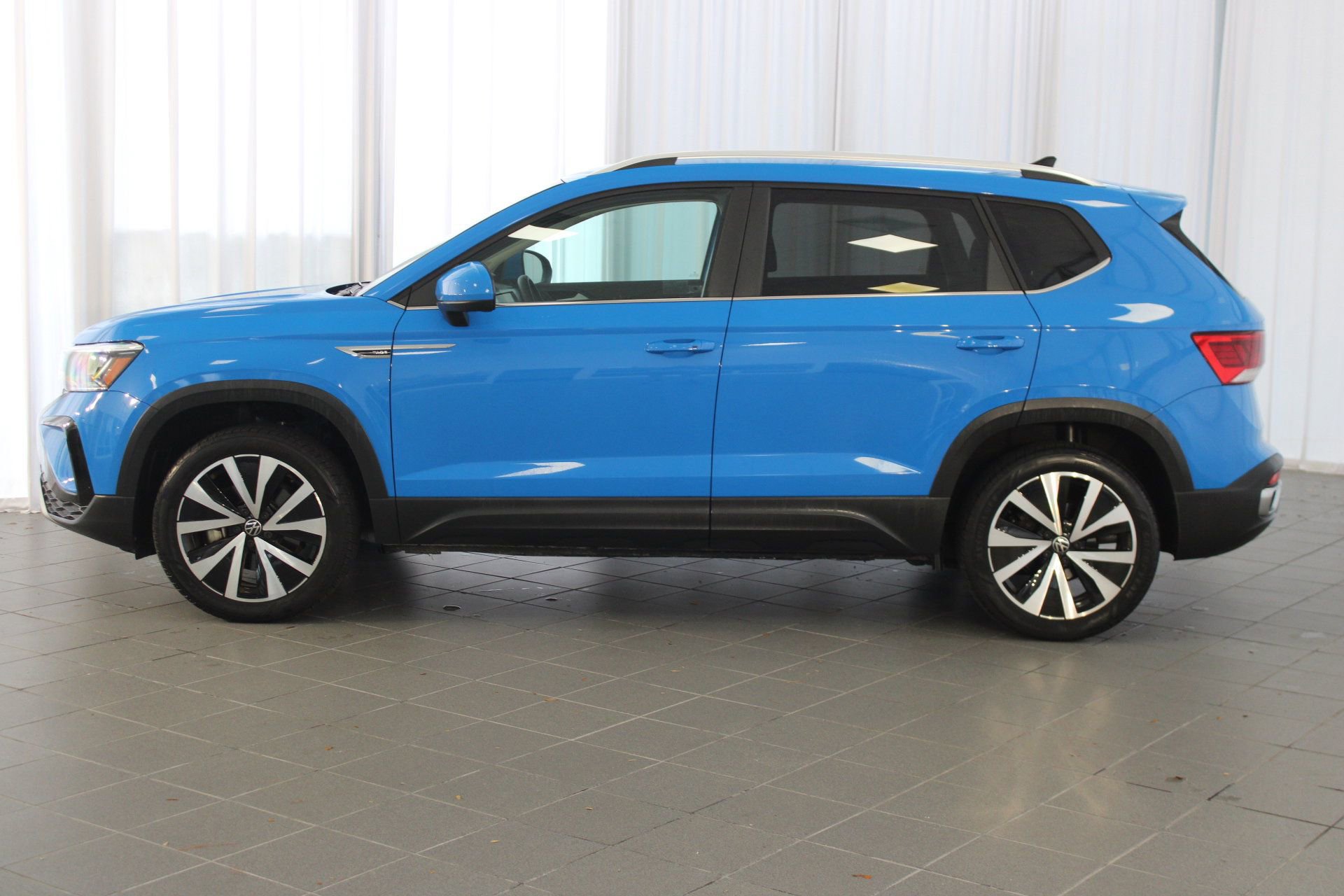 2022 Volkswagen Taos SE photo 2
