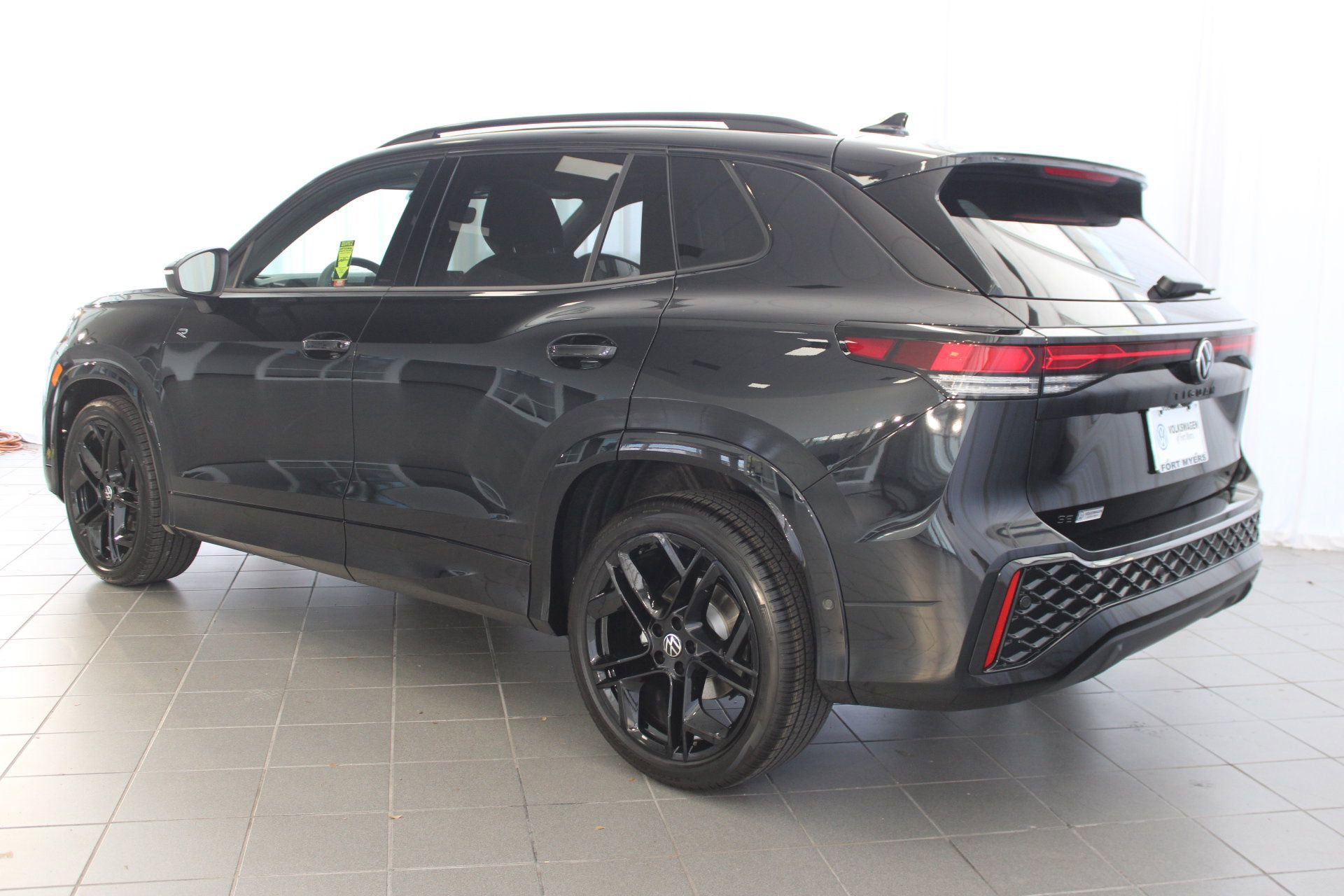 2025 Volkswagen Tiguan SE R-Line Black photo 3