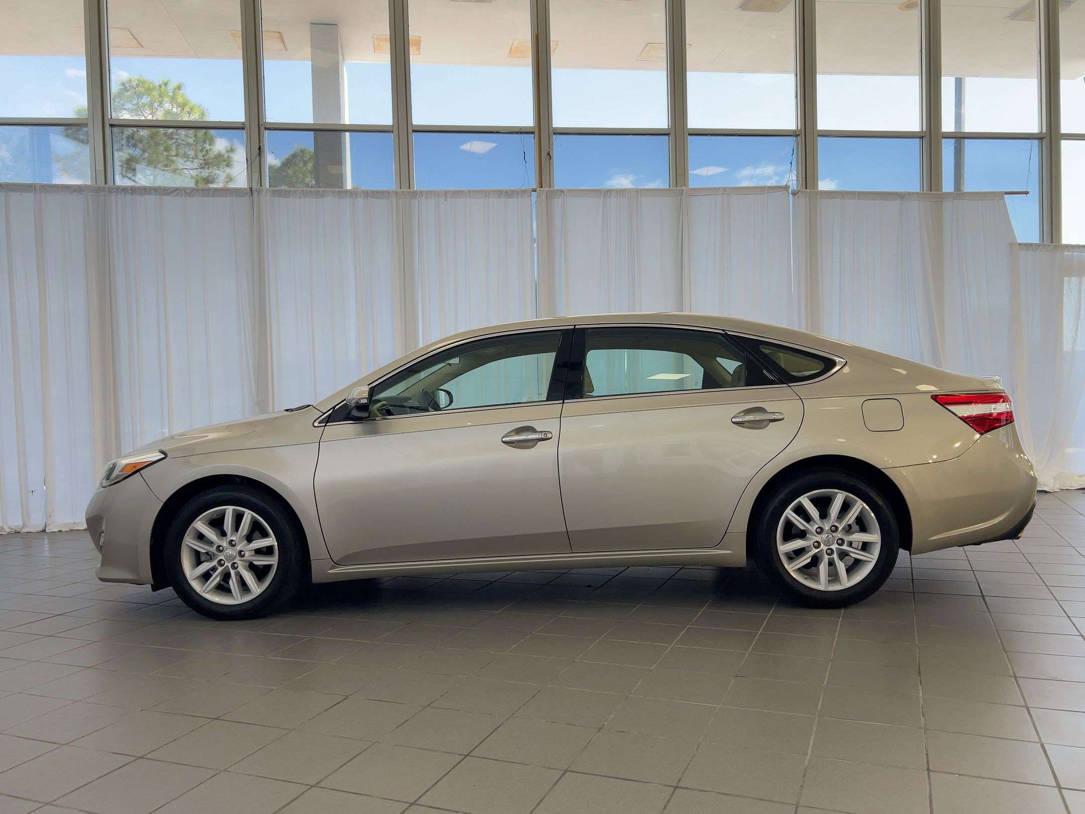 2015 Toyota Avalon XLE photo 2