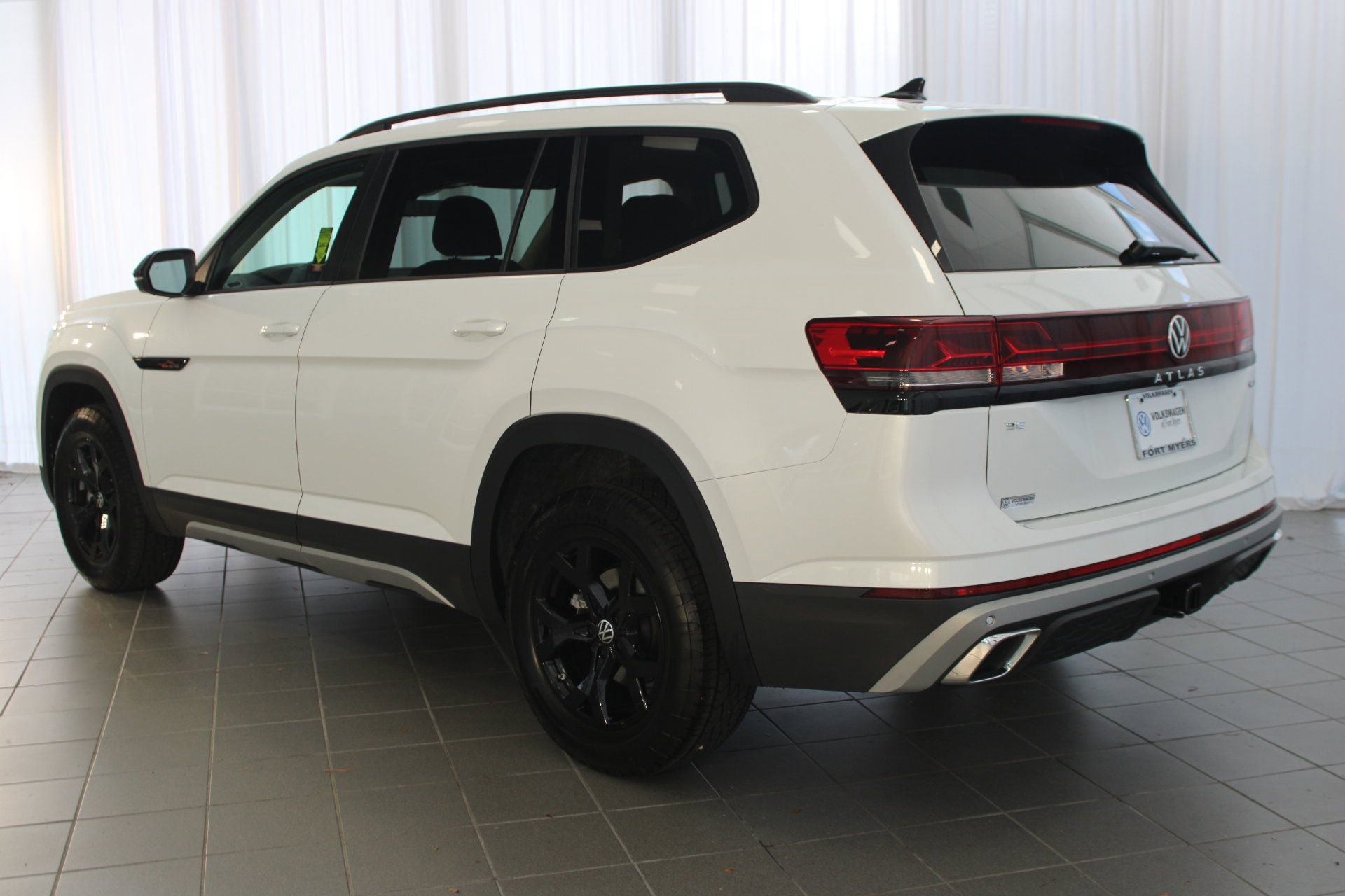 2026 Volkswagen Atlas Peak Edition SE photo 3