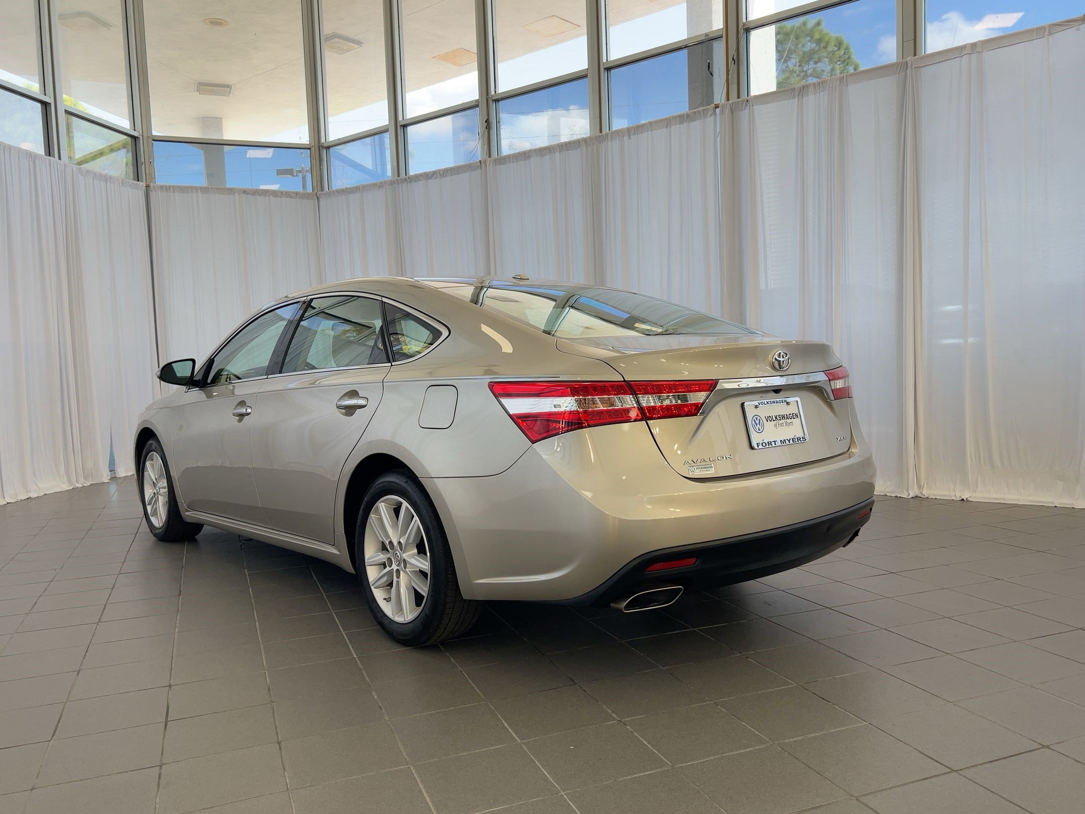 2015 Toyota Avalon XLE photo 3