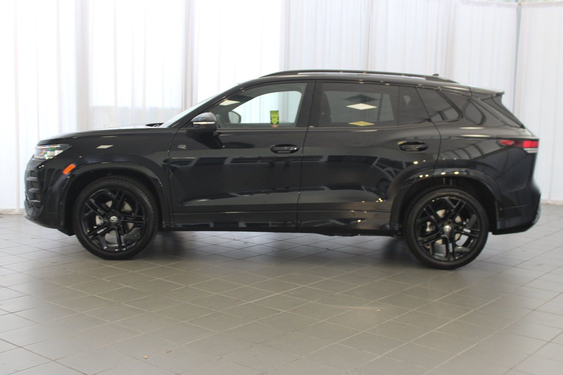 2025 Volkswagen Tiguan SE R-Line Black photo 2