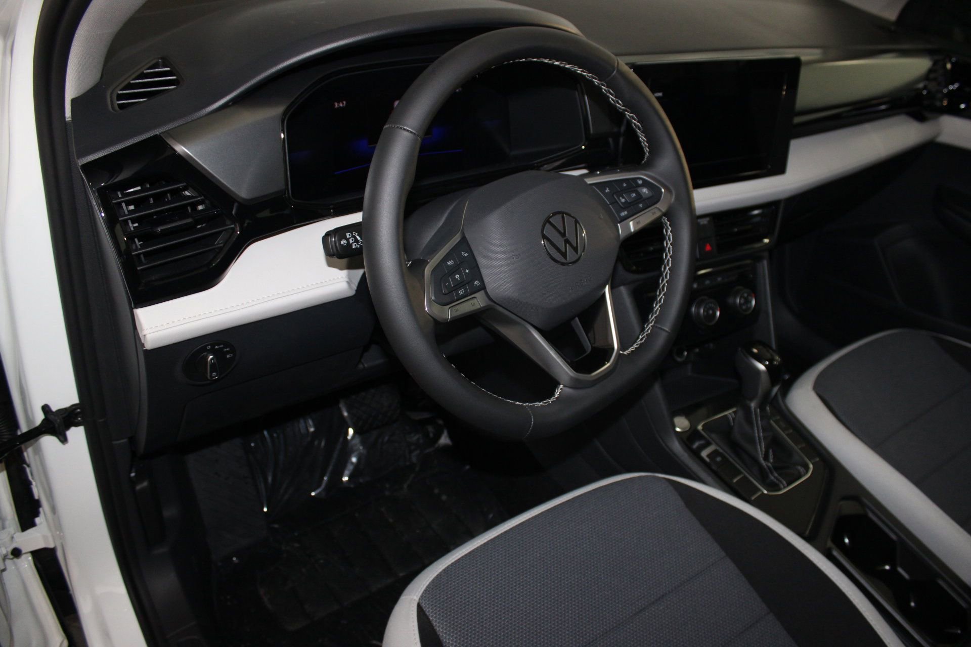 2025 Volkswagen Taos S photo 4