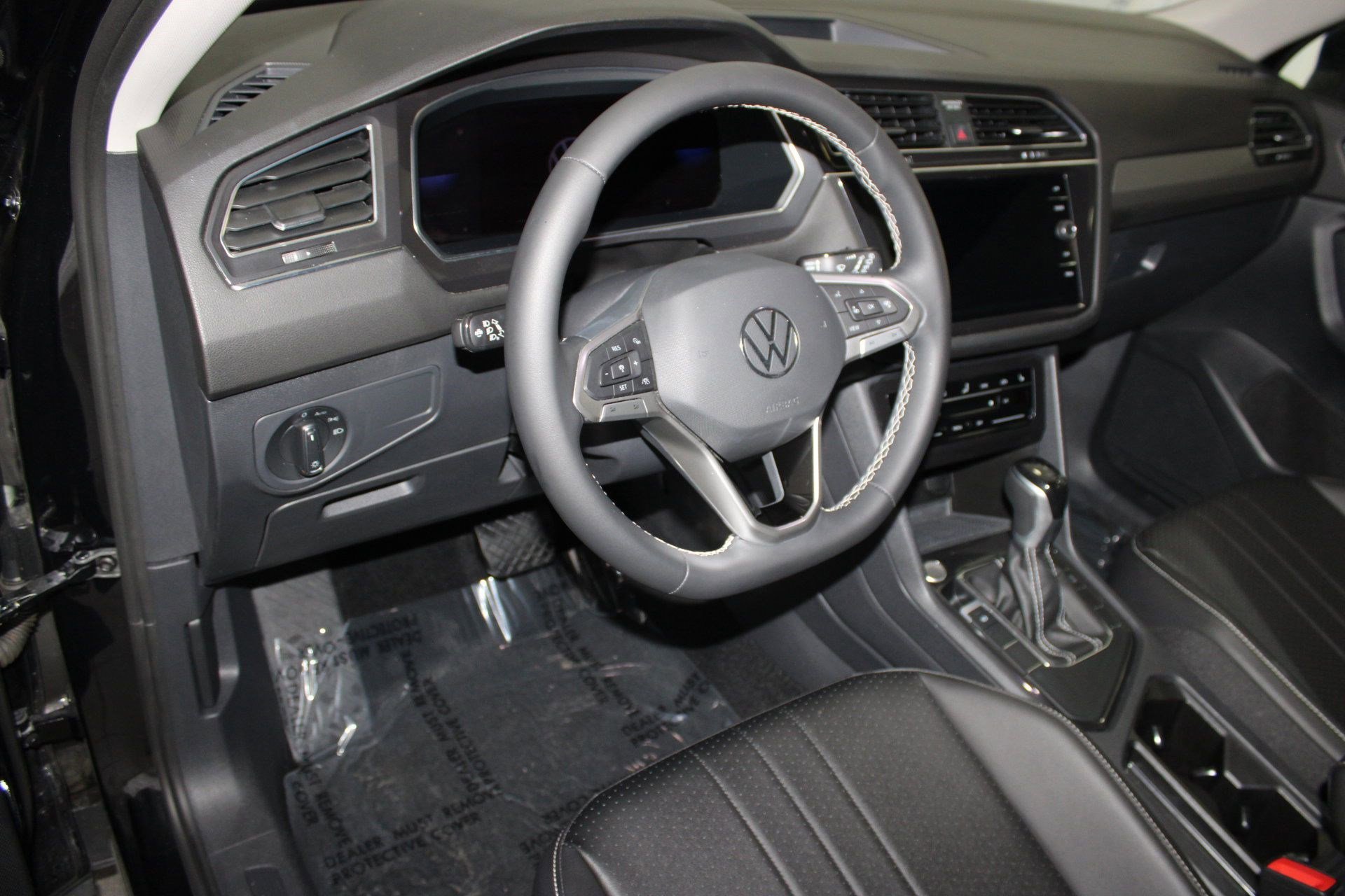 2023 Volkswagen Tiguan SE photo 3