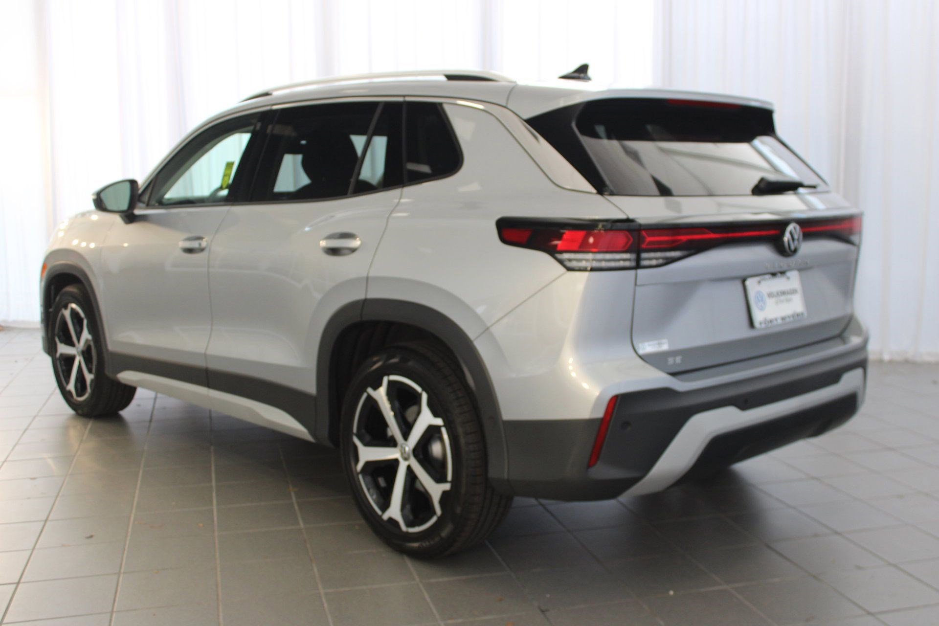 2025 Volkswagen Tiguan SE photo 3