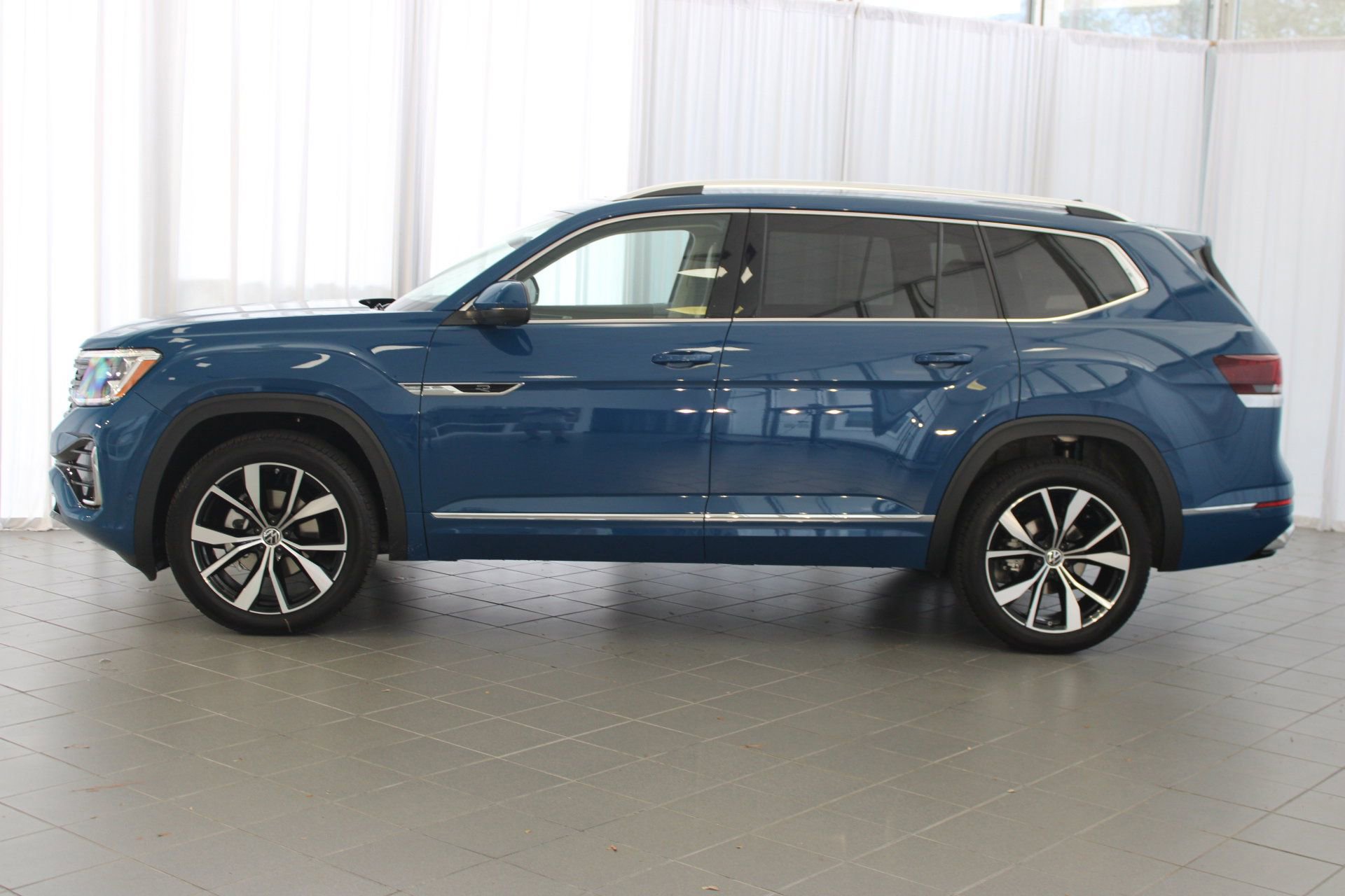 2026 Volkswagen Atlas SEL Premium R-Line photo 2