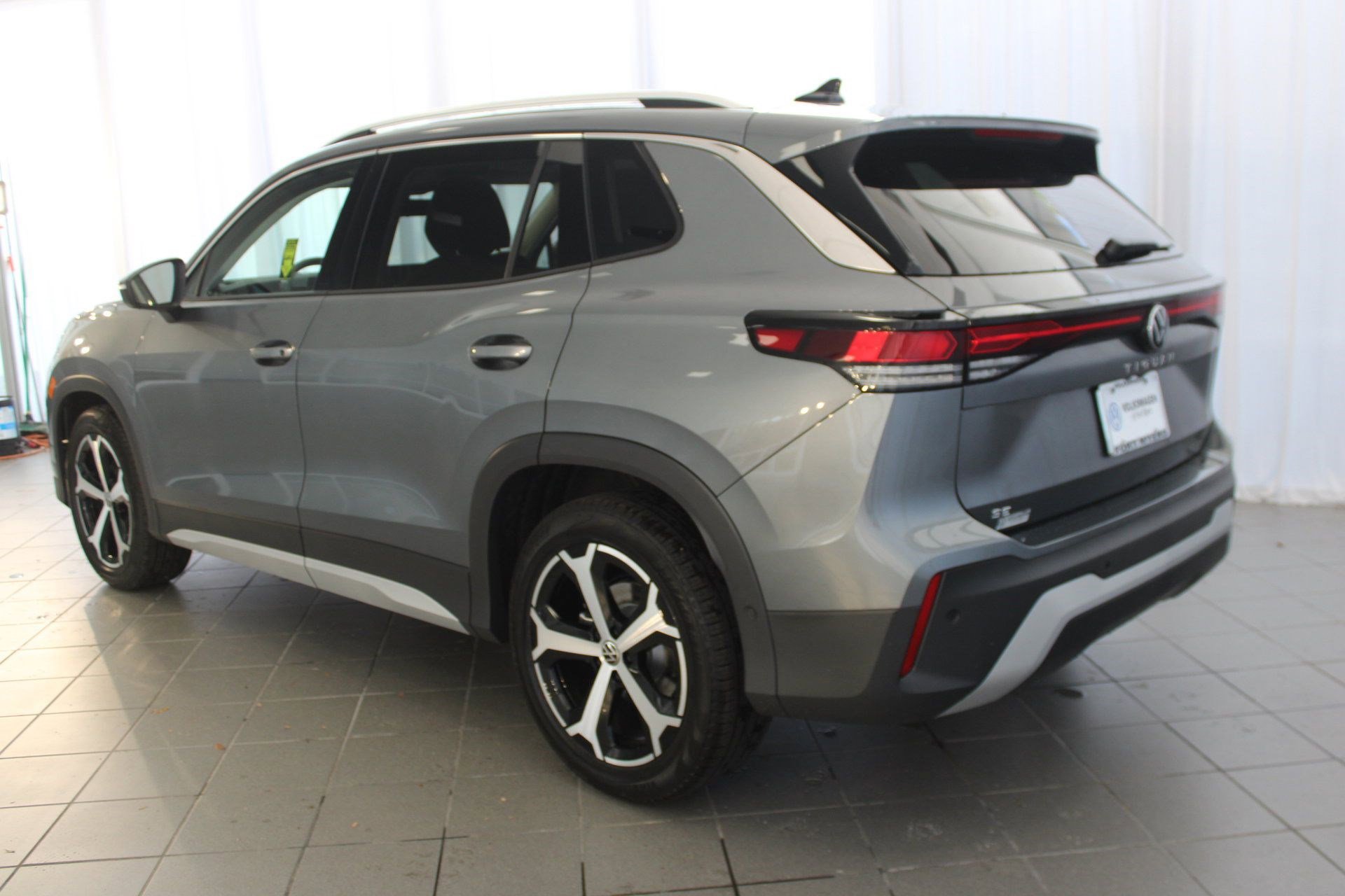 2025 Volkswagen Tiguan SE photo 2