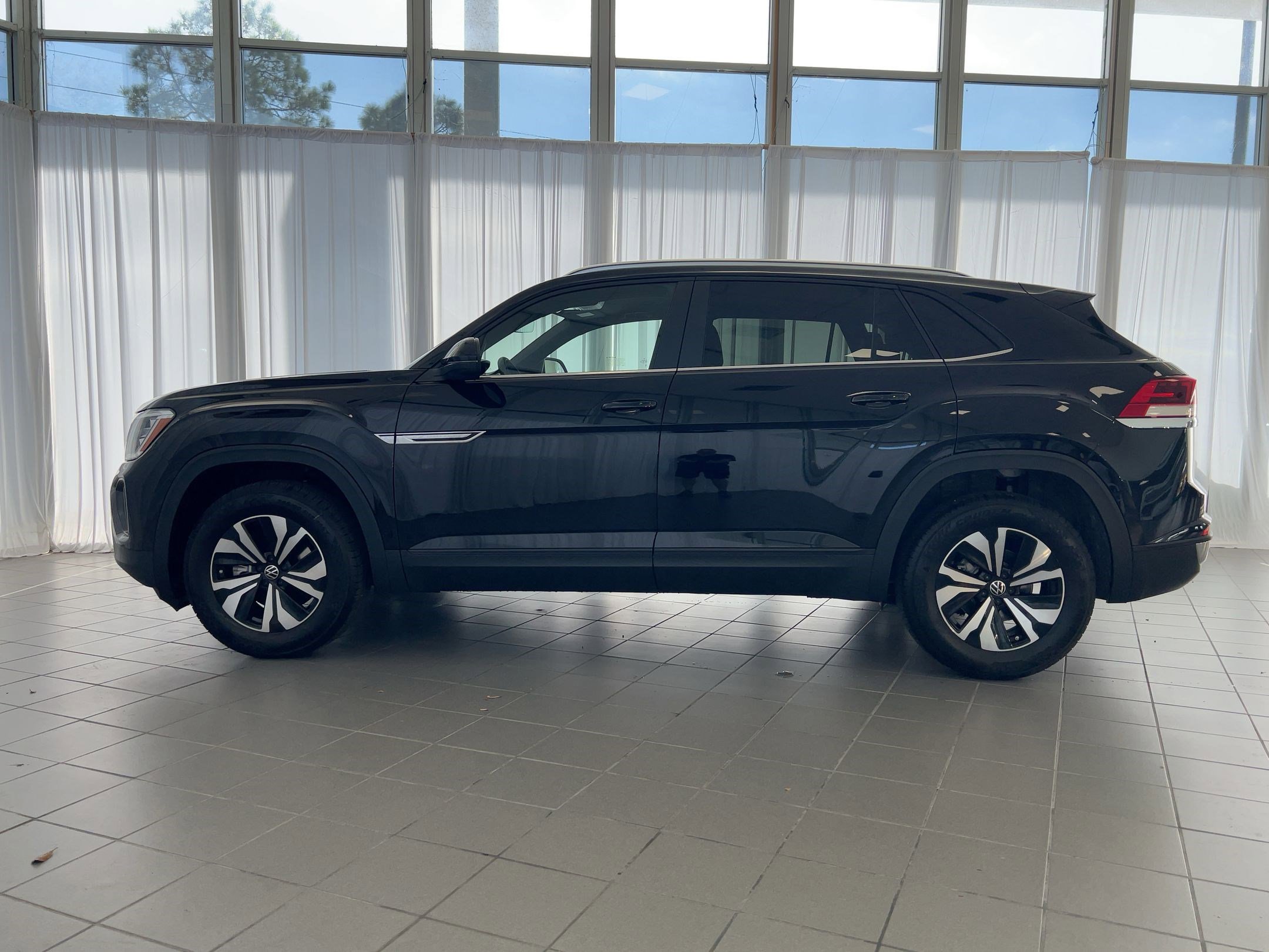 2026 Volkswagen Atlas Cross Sport SE photo 2