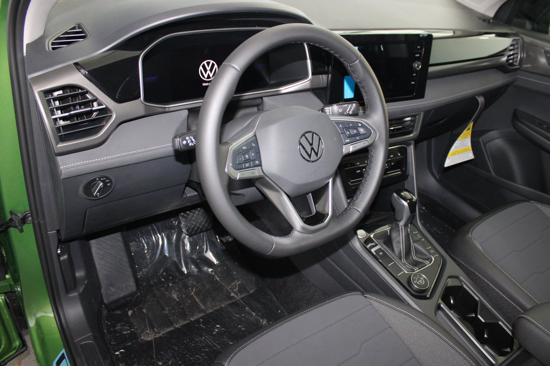 2025 Volkswagen Taos SE photo 4