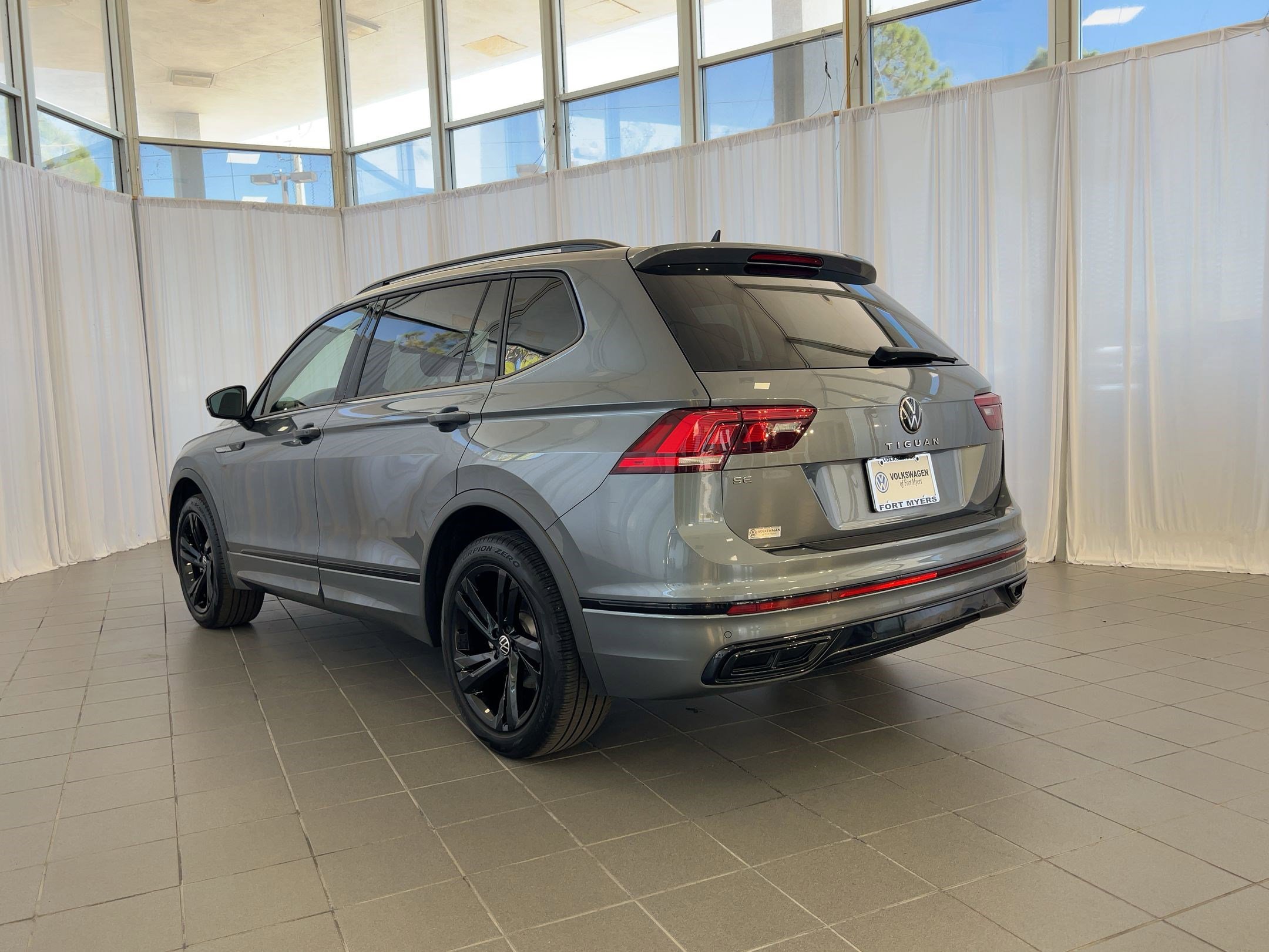 2023 Volkswagen Tiguan SE R-Line Black photo 2