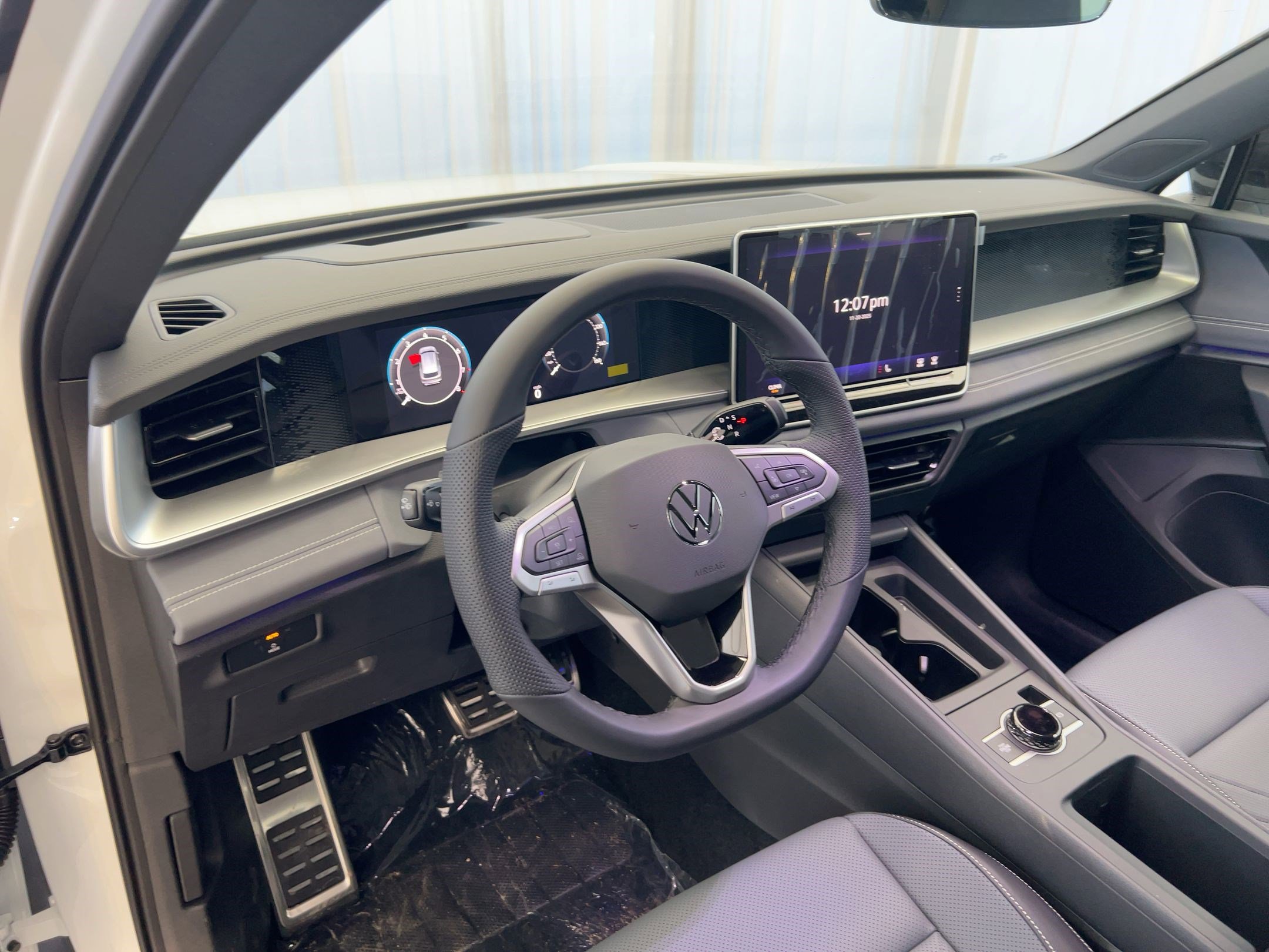 2026 Volkswagen Tiguan SE R-Line Black photo 4