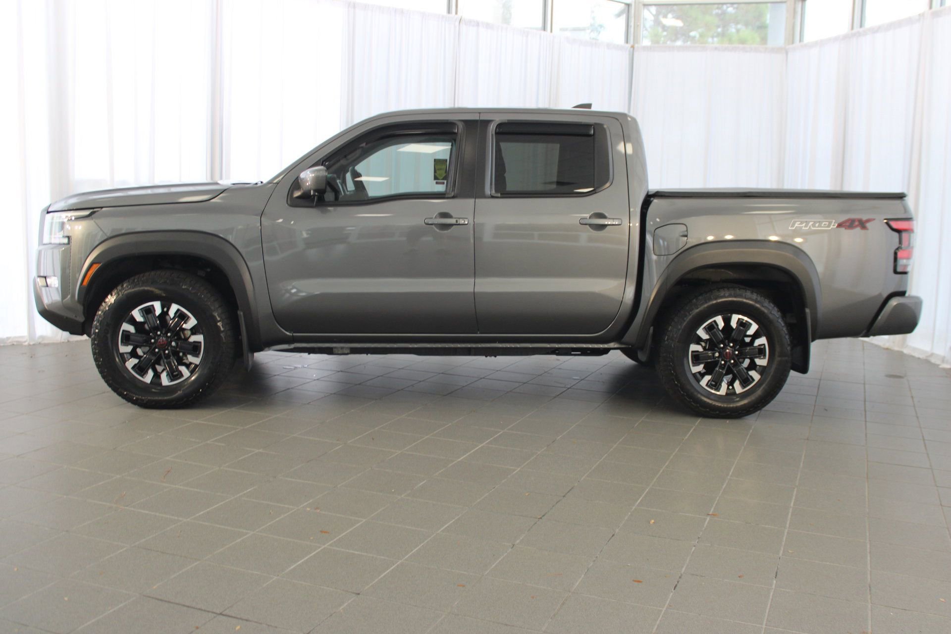 2023 Nissan Frontier Crew Cab PRO-4X photo 2