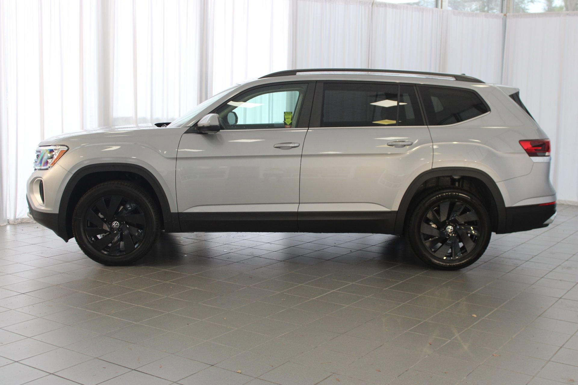 2026 Volkswagen Atlas SE Technology photo 2
