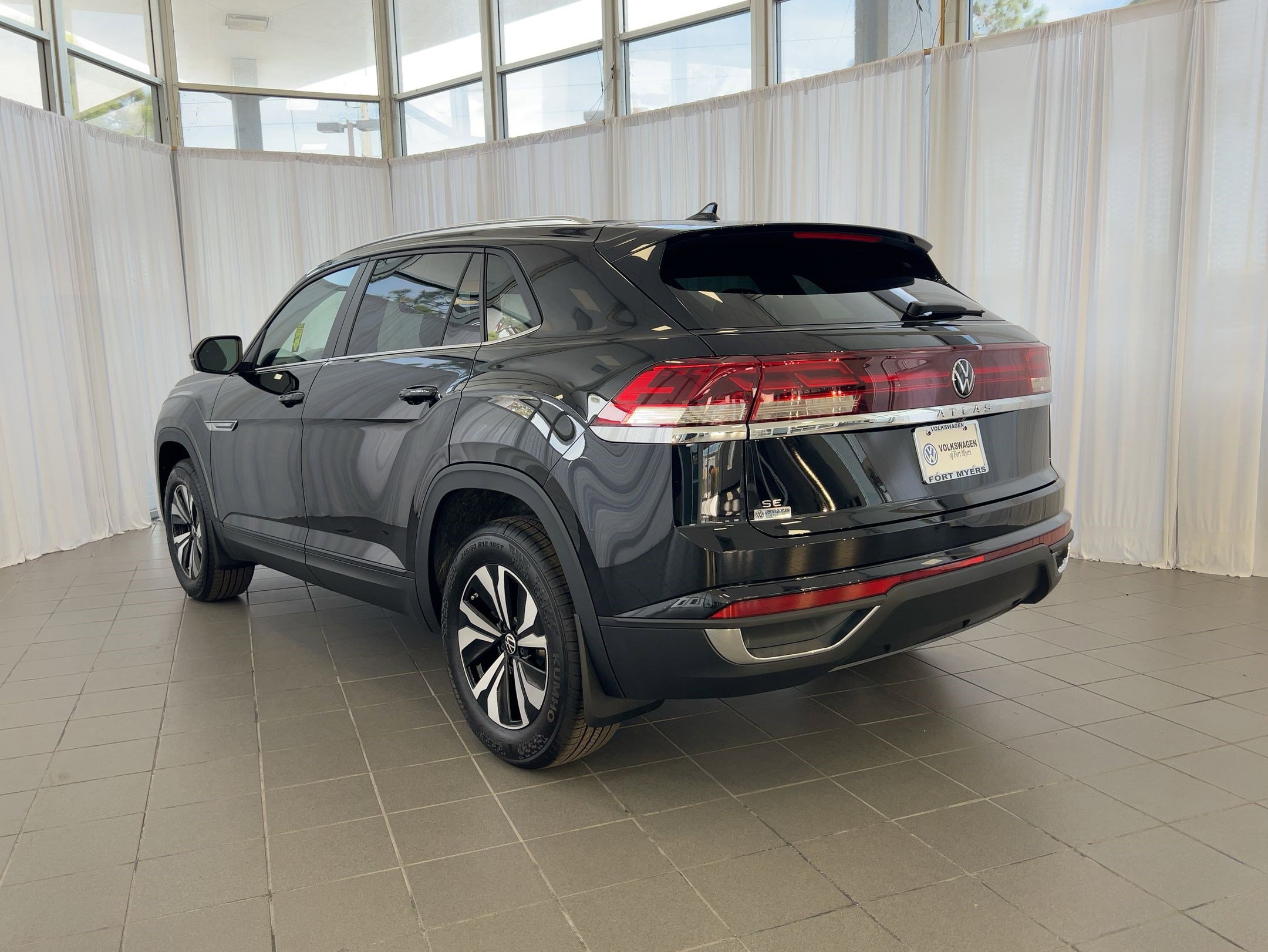 2026 Volkswagen Atlas Cross Sport SE photo 2