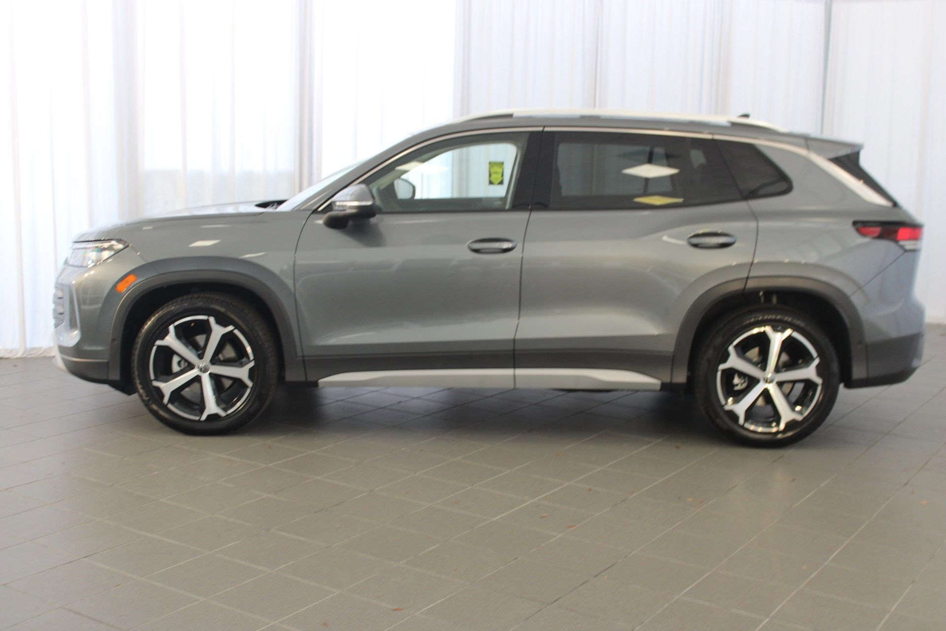 2025 Volkswagen Tiguan SE photo 2