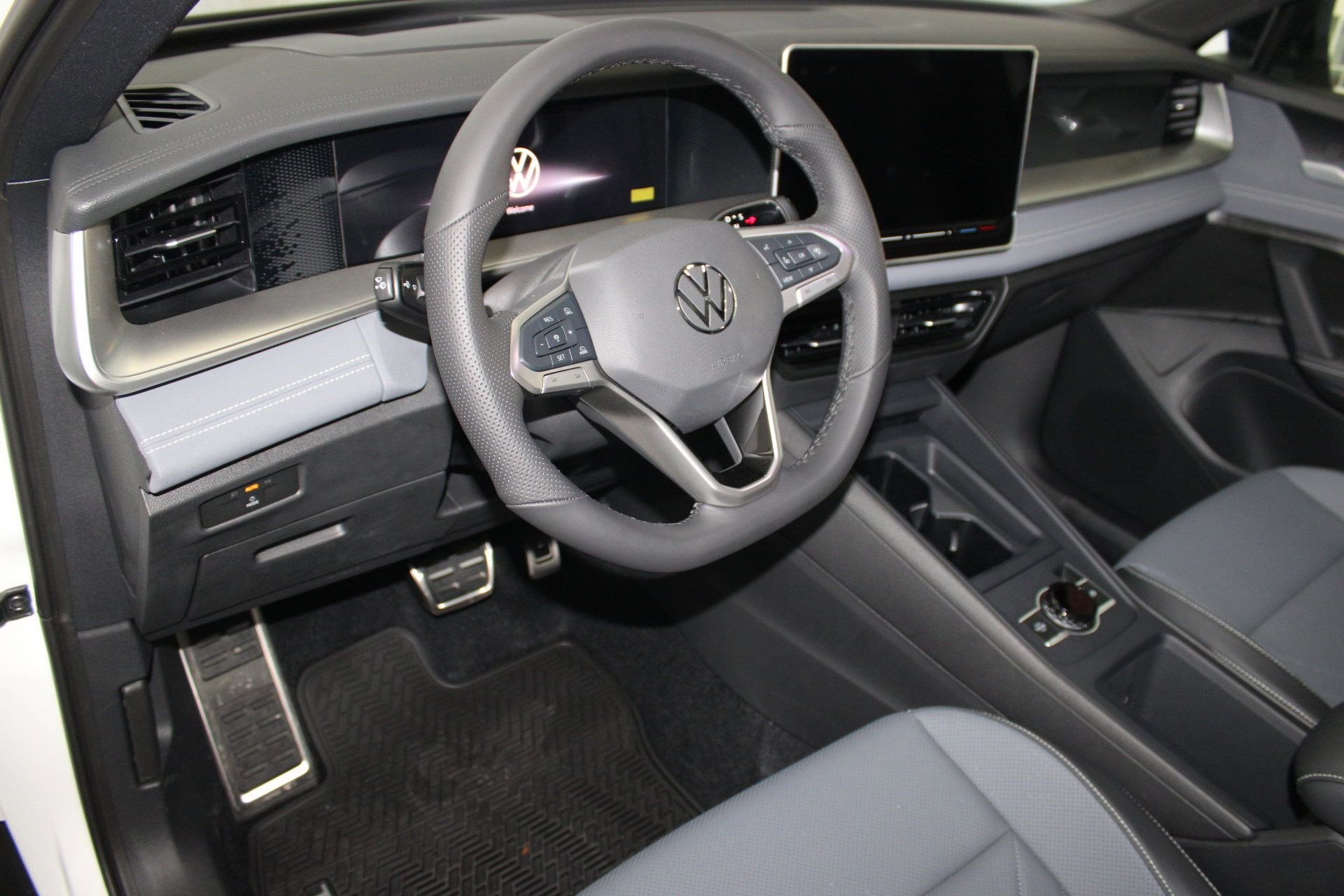 2025 Volkswagen Tiguan SE R-Line Black photo 4