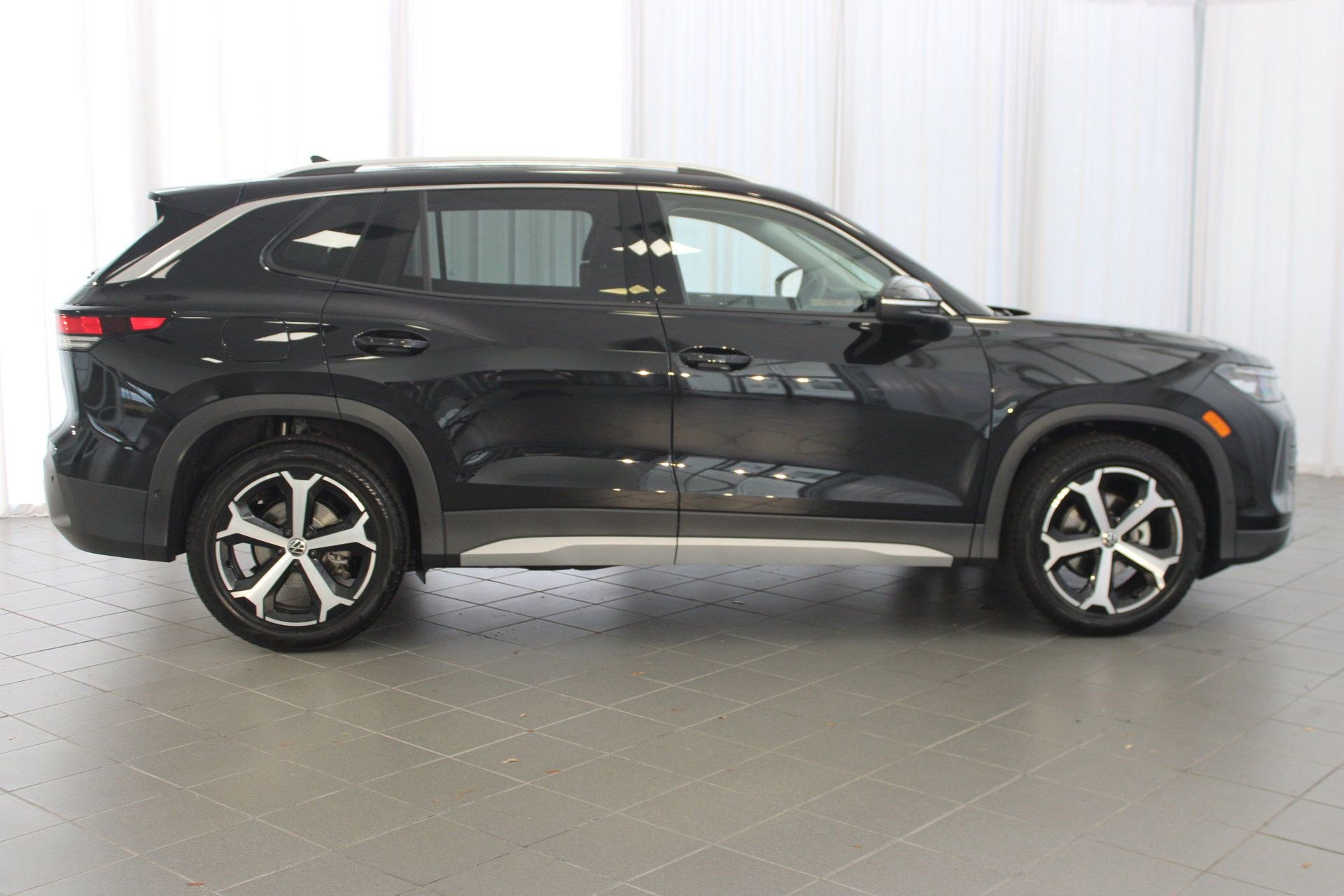 2025 Volkswagen Tiguan SE photo 3