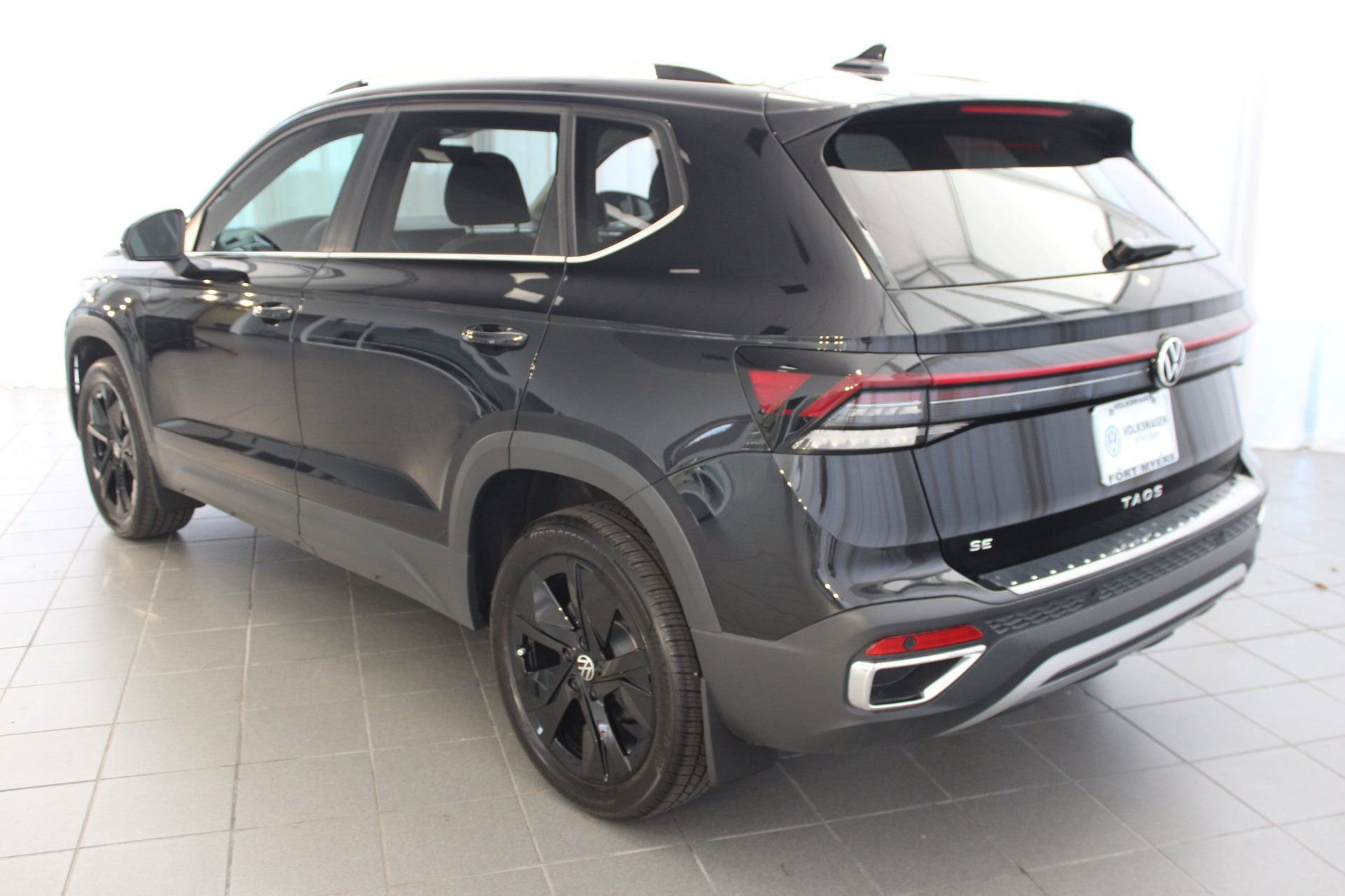 2025 Volkswagen Taos SE photo 3