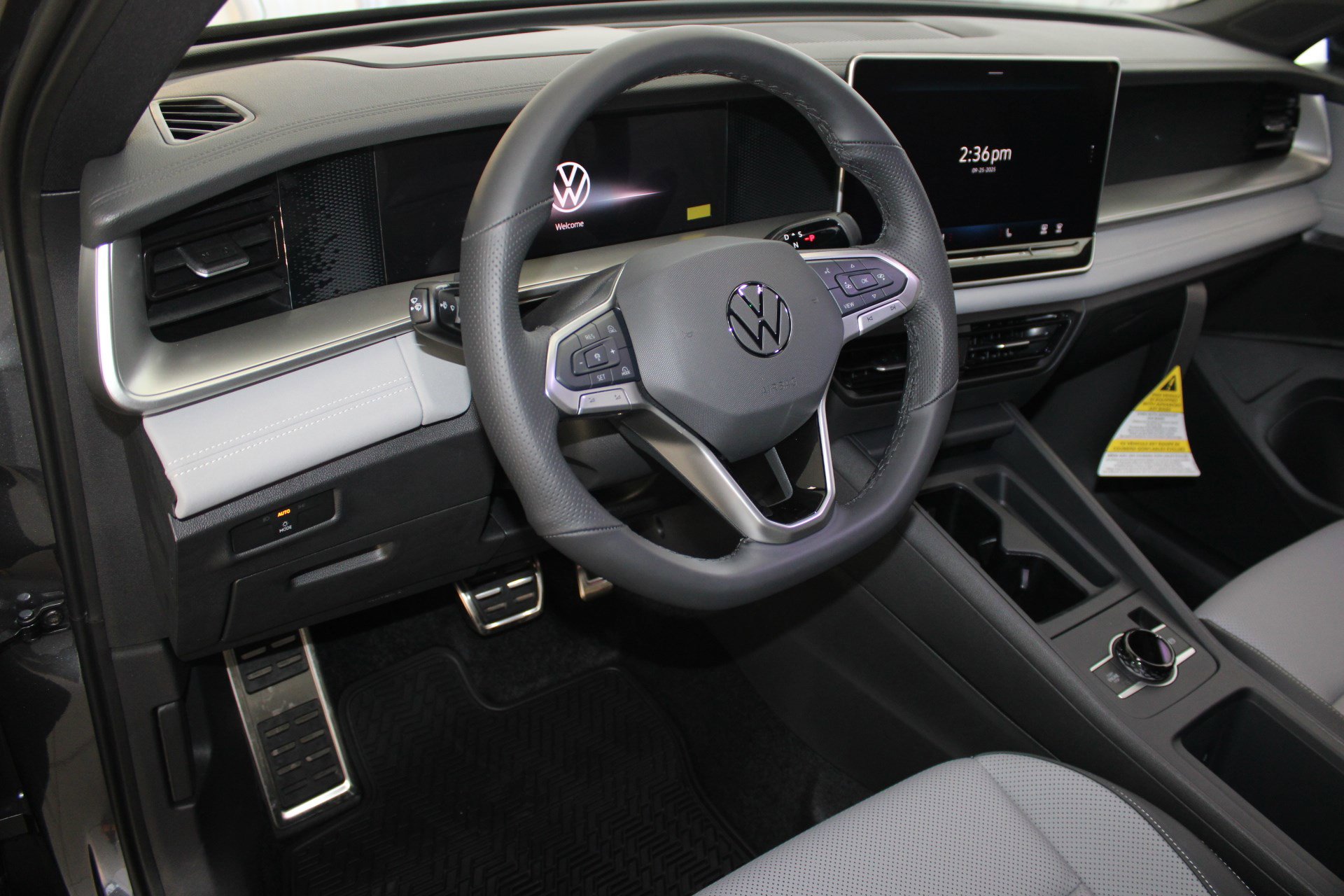 2025 Volkswagen Tiguan SE R-Line Black photo 4